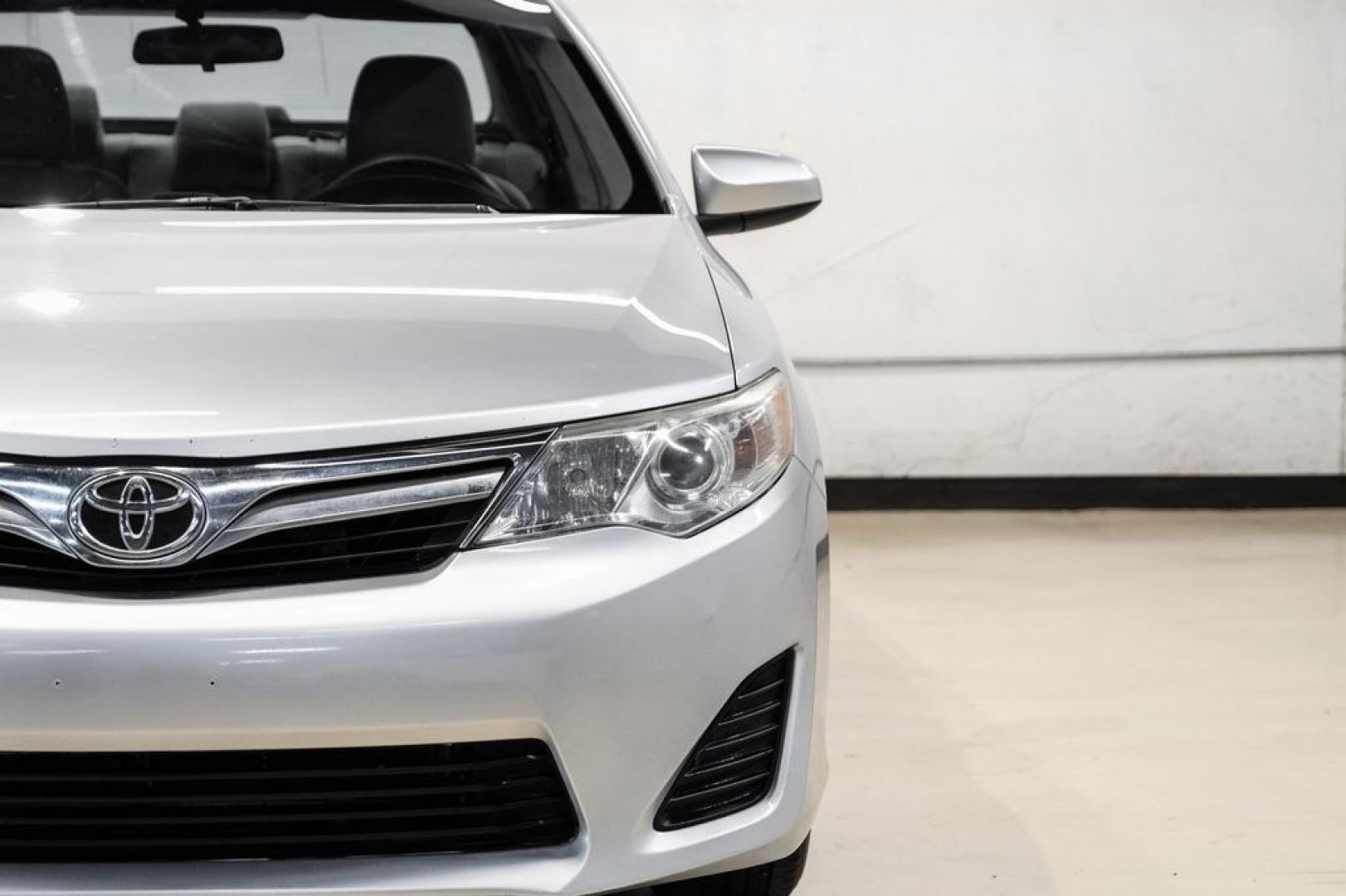 2014 Classic Silver Metallic /Ash Toyota Camry LE (4T4BF1FK7ER) with an 2.5L I4 SMPI DOHC engine, Automatic transmission, located at 15300 Midway Rd., Addison, TX, 75001, (972) 702-0011, 32.958321, -96.838074- Photo#38