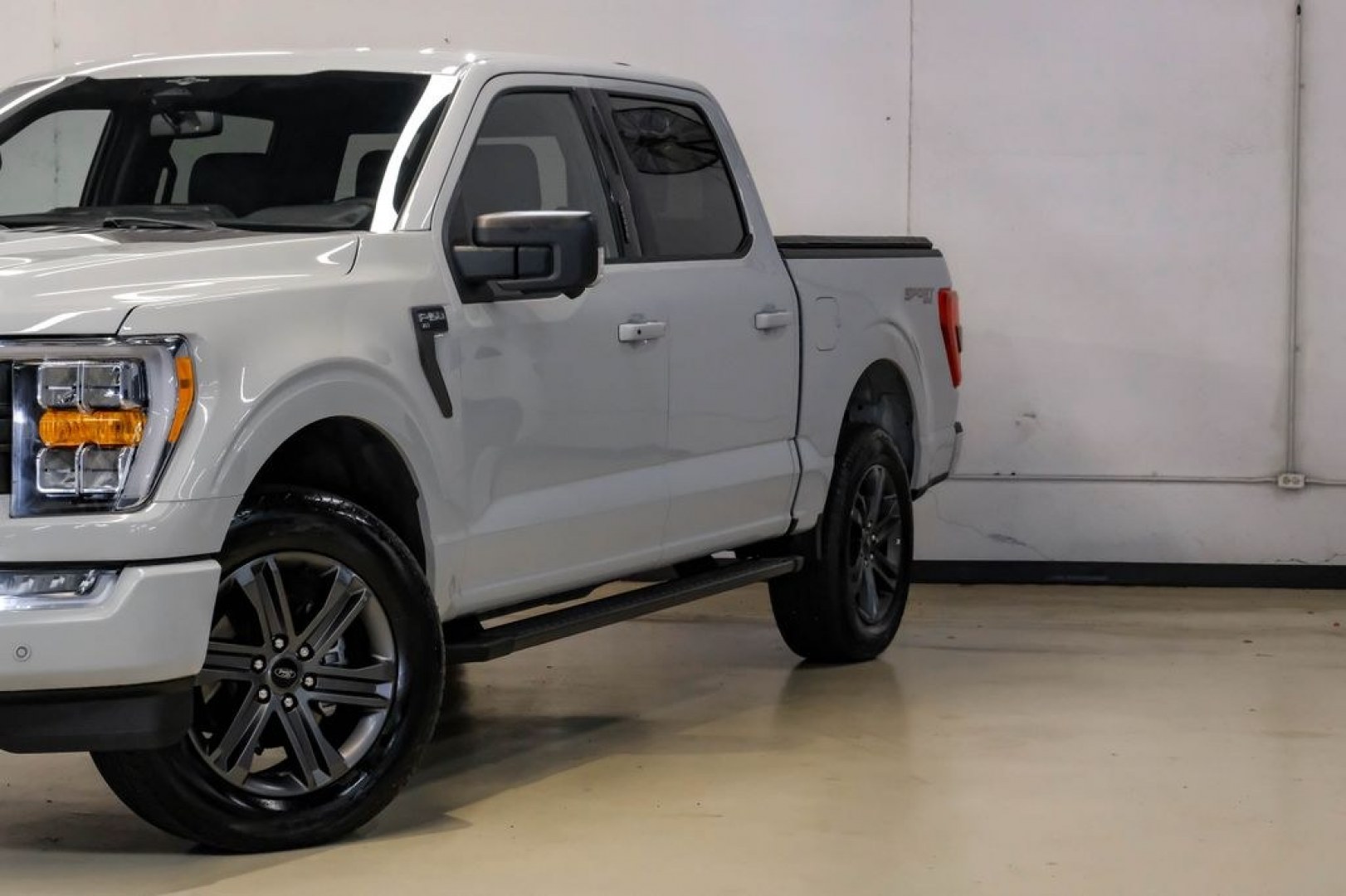 2023 Avalanche /Black Ford F-150 XLT (1FTEW1EP6PF) with an 2.7L V6 EcoBoost engine, Automatic transmission, located at 15300 Midway Rd., Addison, TX, 75001, (972) 702-0011, 32.958321, -96.838074- Photo#5