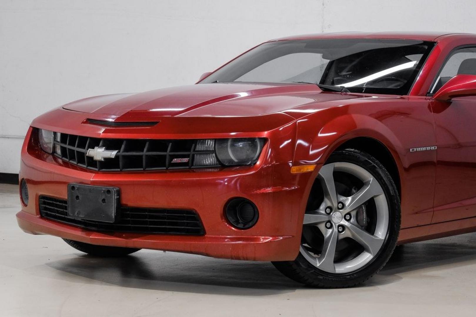 2013 Crystal Red Tint /Gray Chevrolet Camaro SS (2G1FJ1EJ9D9) with an 6.2L V8 SFI engine, Automatic transmission, located at 15300 Midway Rd., Addison, TX, 75001, (972) 702-0011, 32.958321, -96.838074- Photo#4