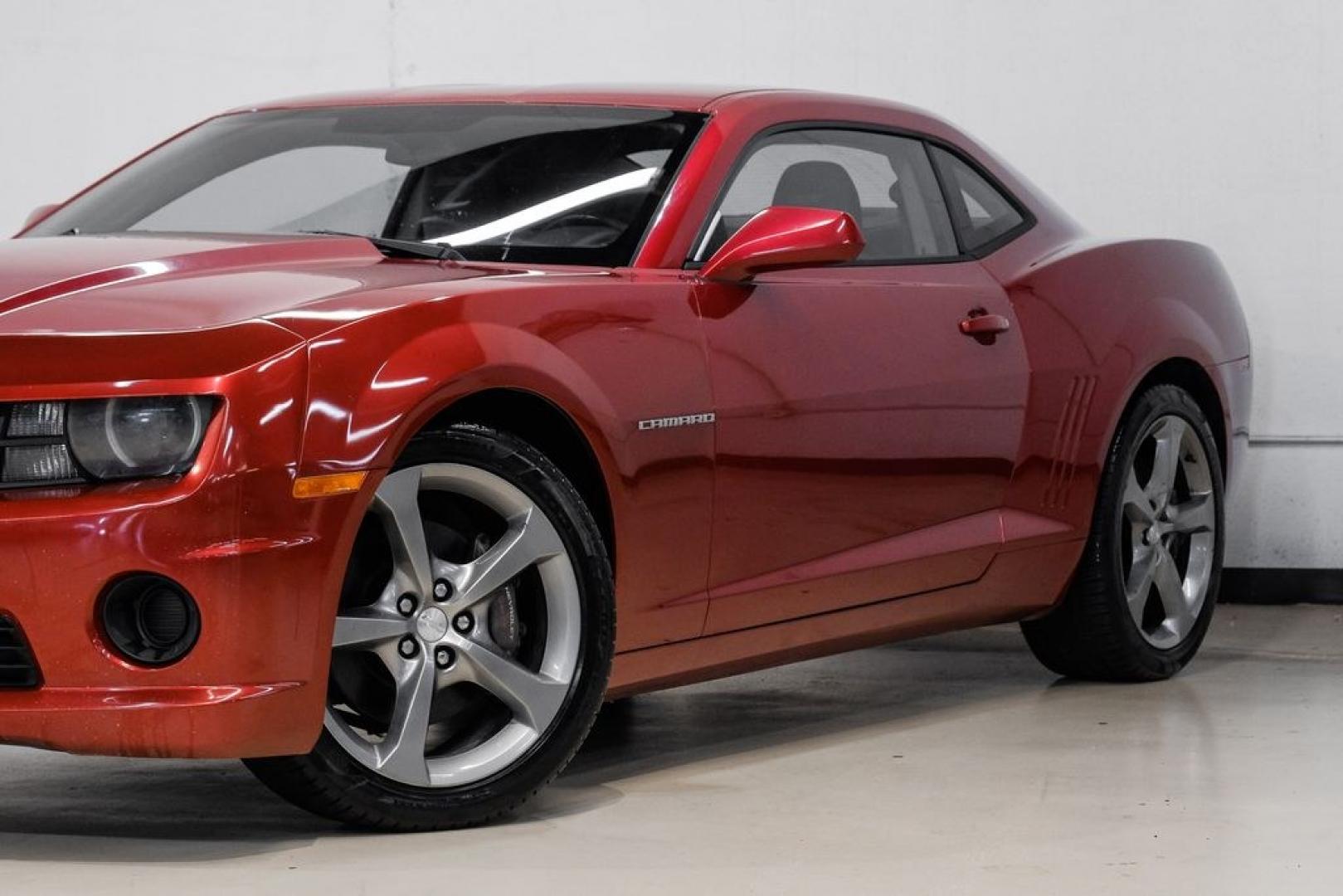 2013 Crystal Red Tint /Gray Chevrolet Camaro SS (2G1FJ1EJ9D9) with an 6.2L V8 SFI engine, Automatic transmission, located at 15300 Midway Rd., Addison, TX, 75001, (972) 702-0011, 32.958321, -96.838074- Photo#5