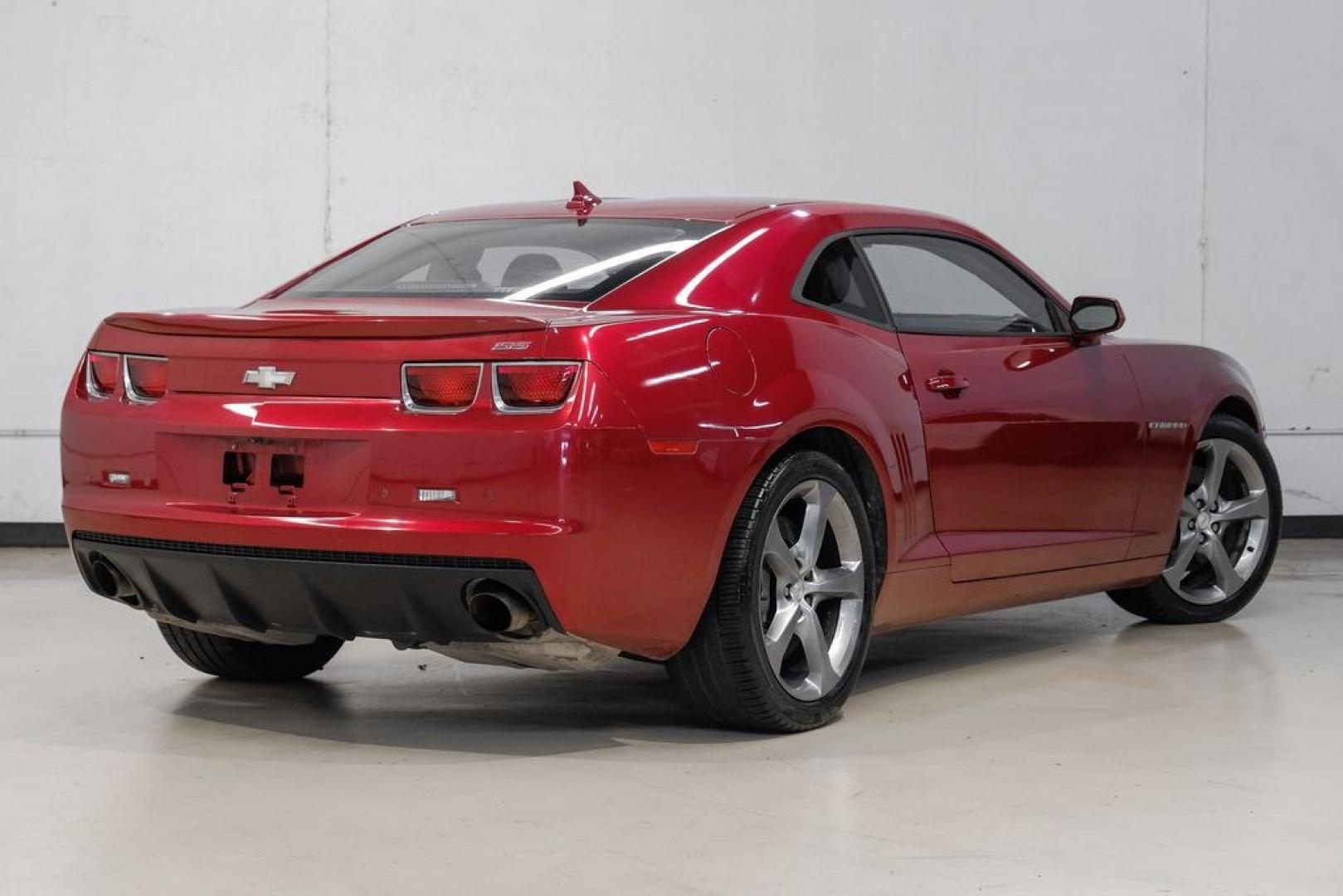 2013 Crystal Red Tint /Gray Chevrolet Camaro SS (2G1FJ1EJ9D9) with an 6.2L V8 SFI engine, Automatic transmission, located at 15300 Midway Rd., Addison, TX, 75001, (972) 702-0011, 32.958321, -96.838074- Photo#9