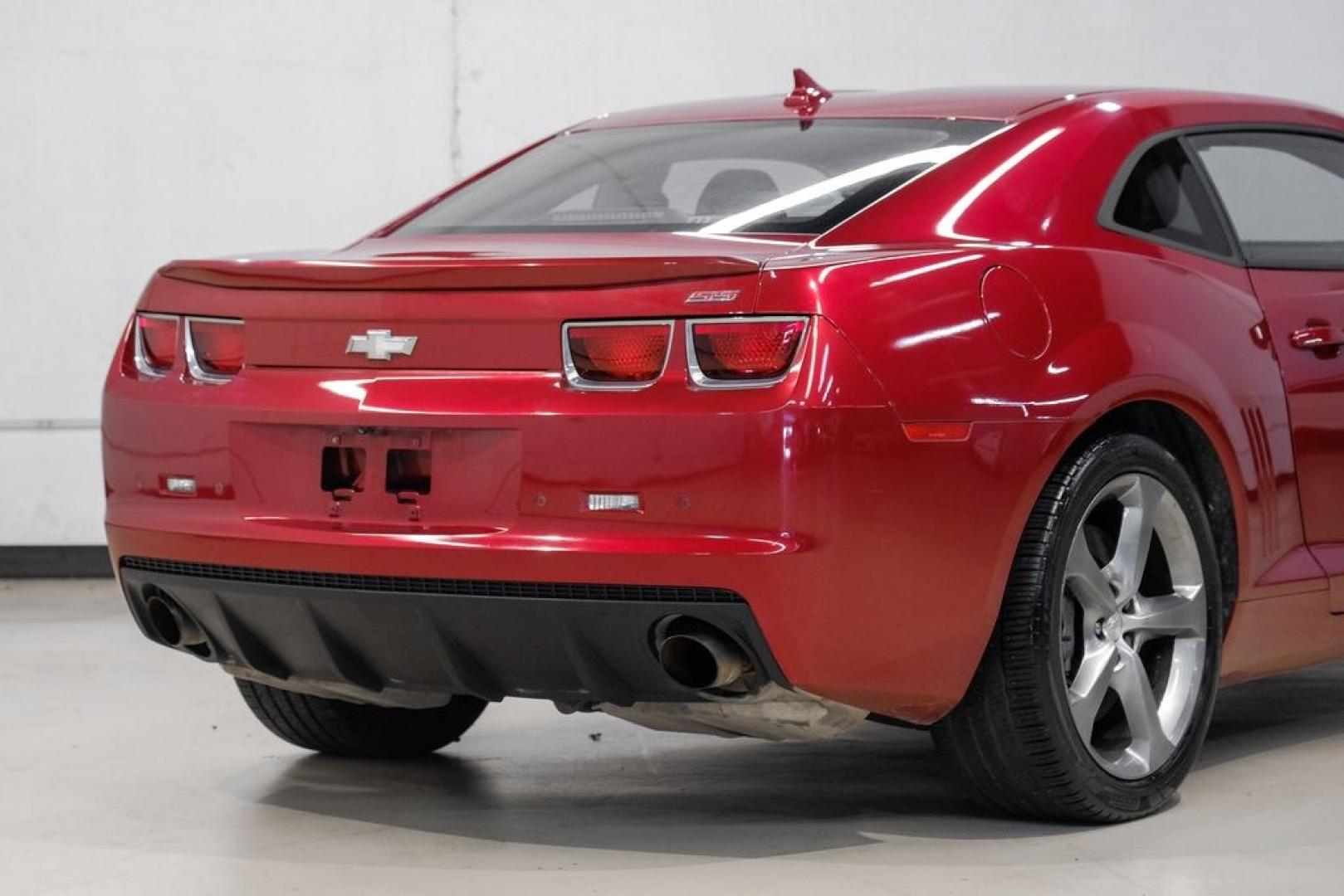 2013 Crystal Red Tint /Gray Chevrolet Camaro SS (2G1FJ1EJ9D9) with an 6.2L V8 SFI engine, Automatic transmission, located at 15300 Midway Rd., Addison, TX, 75001, (972) 702-0011, 32.958321, -96.838074- Photo#10