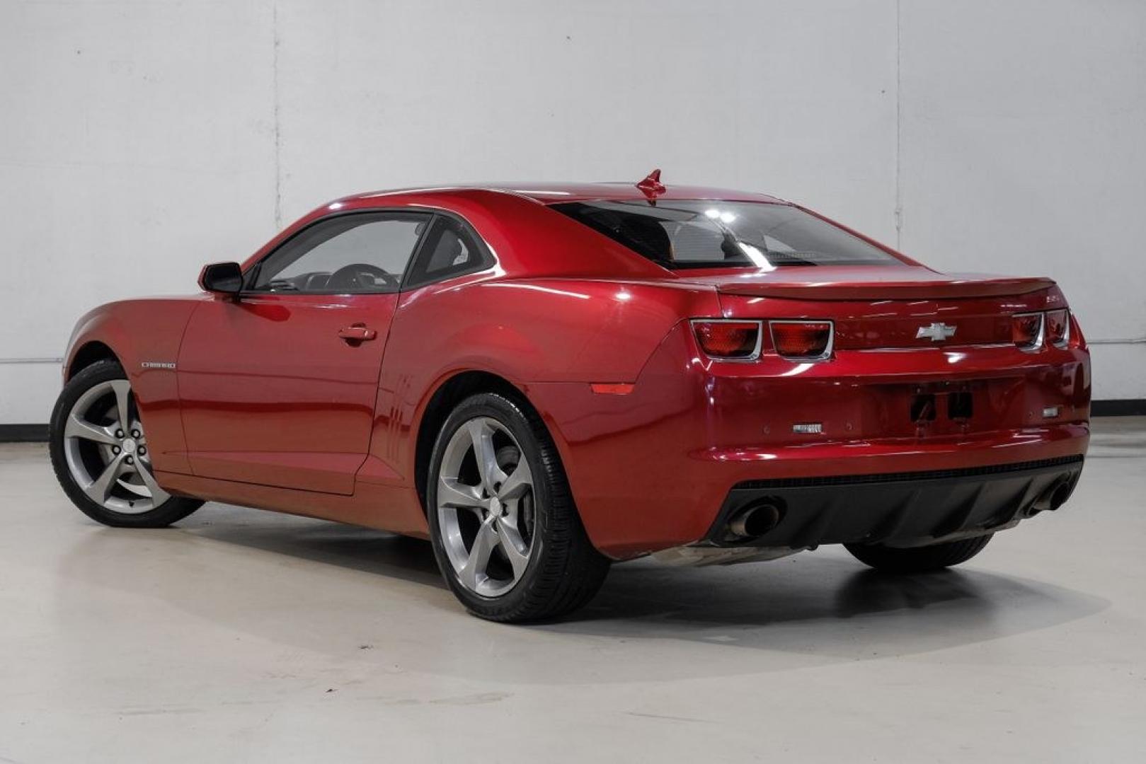 2013 Crystal Red Tint /Gray Chevrolet Camaro SS (2G1FJ1EJ9D9) with an 6.2L V8 SFI engine, Automatic transmission, located at 15300 Midway Rd., Addison, TX, 75001, (972) 702-0011, 32.958321, -96.838074- Photo#13