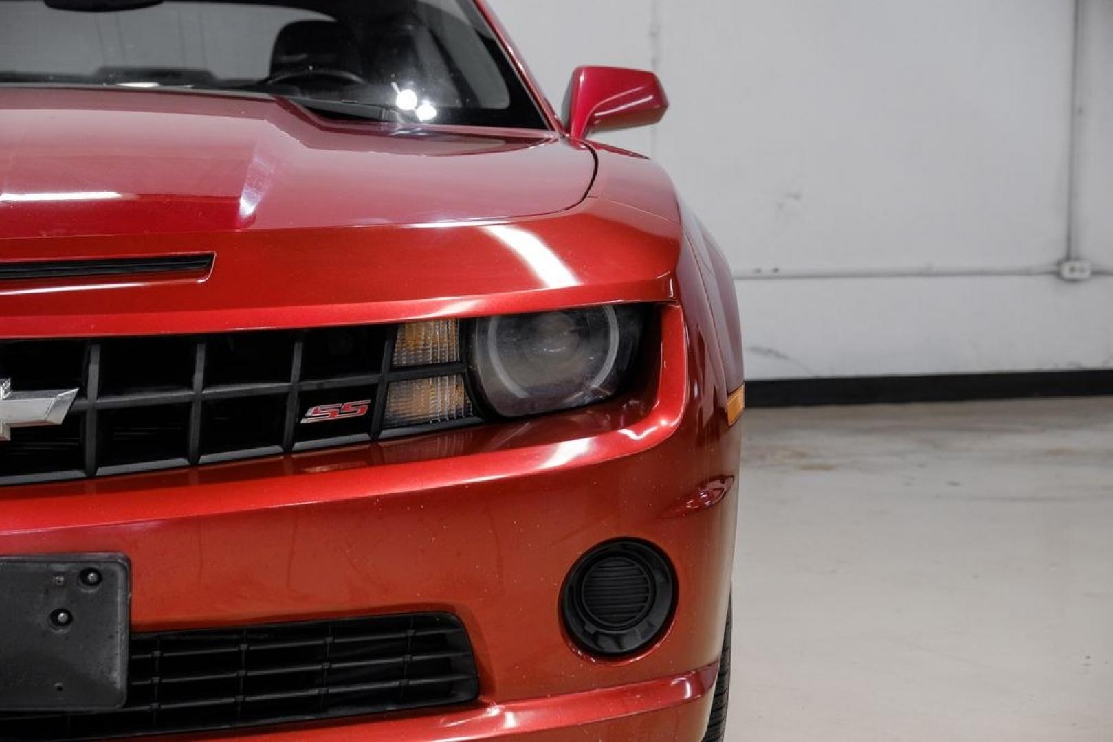 2013 Crystal Red Tint /Gray Chevrolet Camaro SS (2G1FJ1EJ9D9) with an 6.2L V8 SFI engine, Automatic transmission, located at 15300 Midway Rd., Addison, TX, 75001, (972) 702-0011, 32.958321, -96.838074- Photo#40