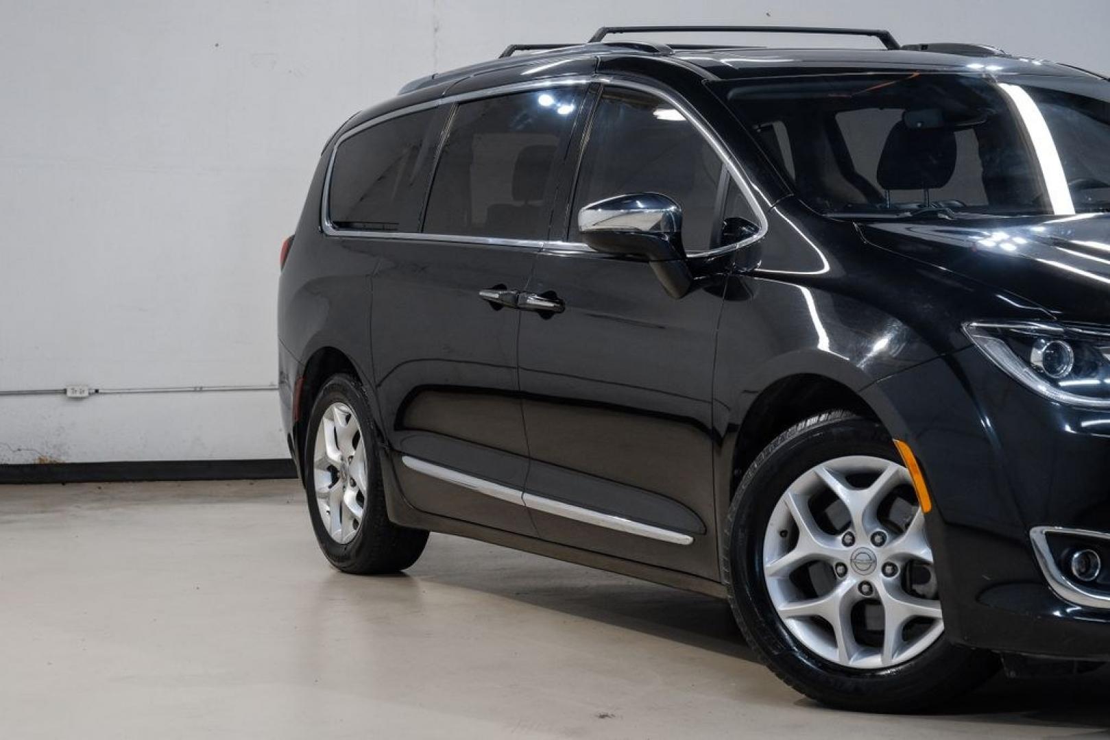 2020 Brilliant Black Crystal Pearlcoat /Black Chrysler Pacifica Limited (2C4RC1GG9LR) with an 3.6L V6 24V VVT engine, Automatic transmission, located at 15300 Midway Rd., Addison, TX, 75001, (972) 702-0011, 32.958321, -96.838074- Photo#9