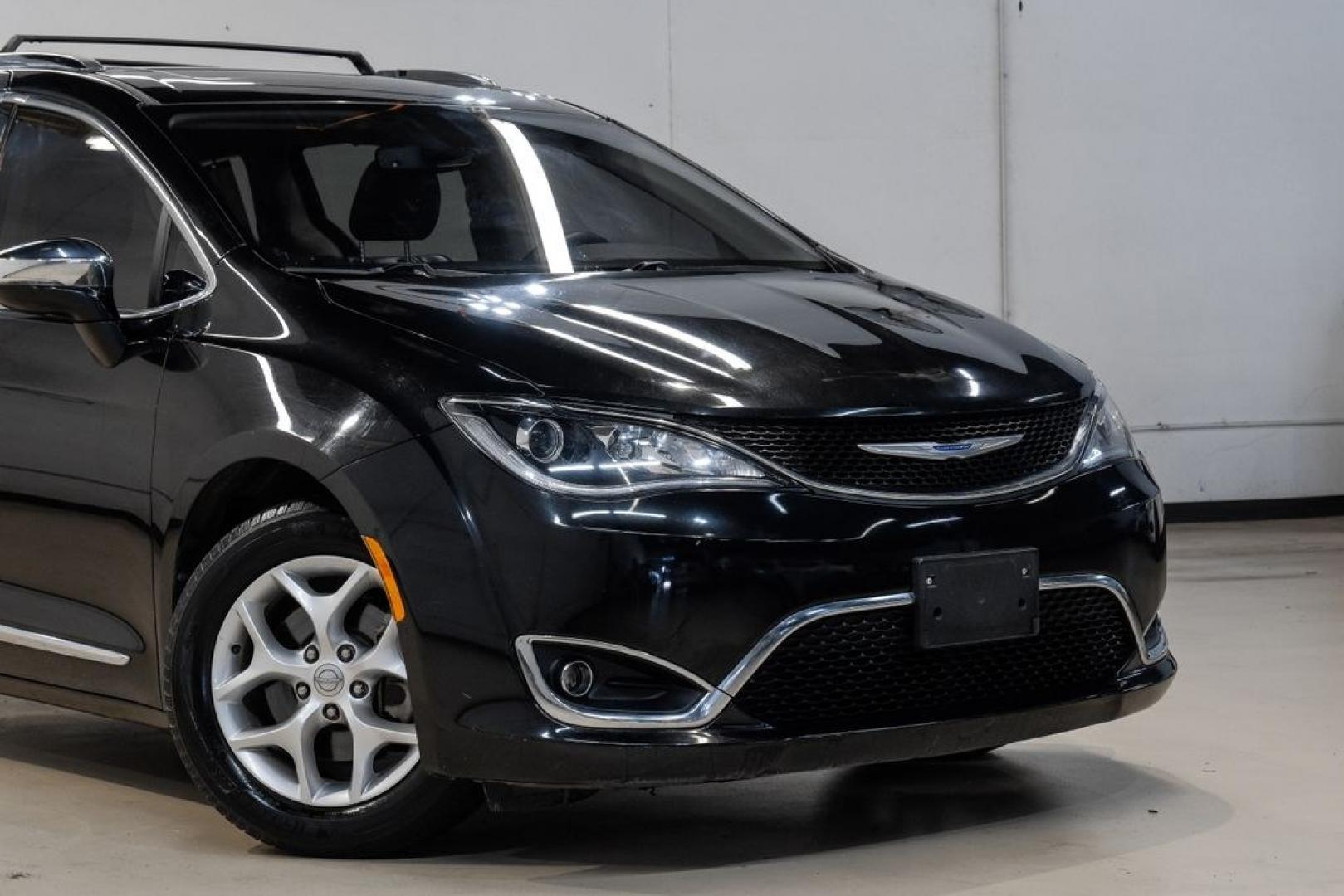 2020 Brilliant Black Crystal Pearlcoat /Black Chrysler Pacifica Limited (2C4RC1GG9LR) with an 3.6L V6 24V VVT engine, Automatic transmission, located at 15300 Midway Rd., Addison, TX, 75001, (972) 702-0011, 32.958321, -96.838074- Photo#10
