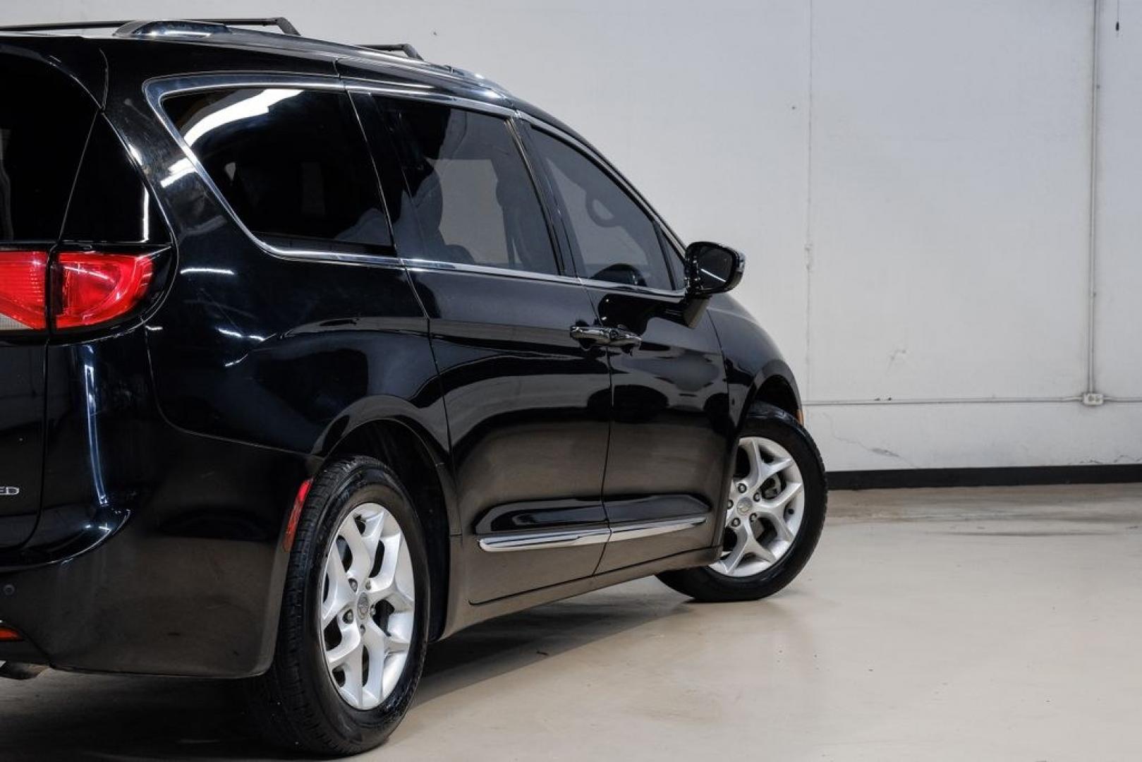 2020 Brilliant Black Crystal Pearlcoat /Black Chrysler Pacifica Limited (2C4RC1GG9LR) with an 3.6L V6 24V VVT engine, Automatic transmission, located at 15300 Midway Rd., Addison, TX, 75001, (972) 702-0011, 32.958321, -96.838074- Photo#14