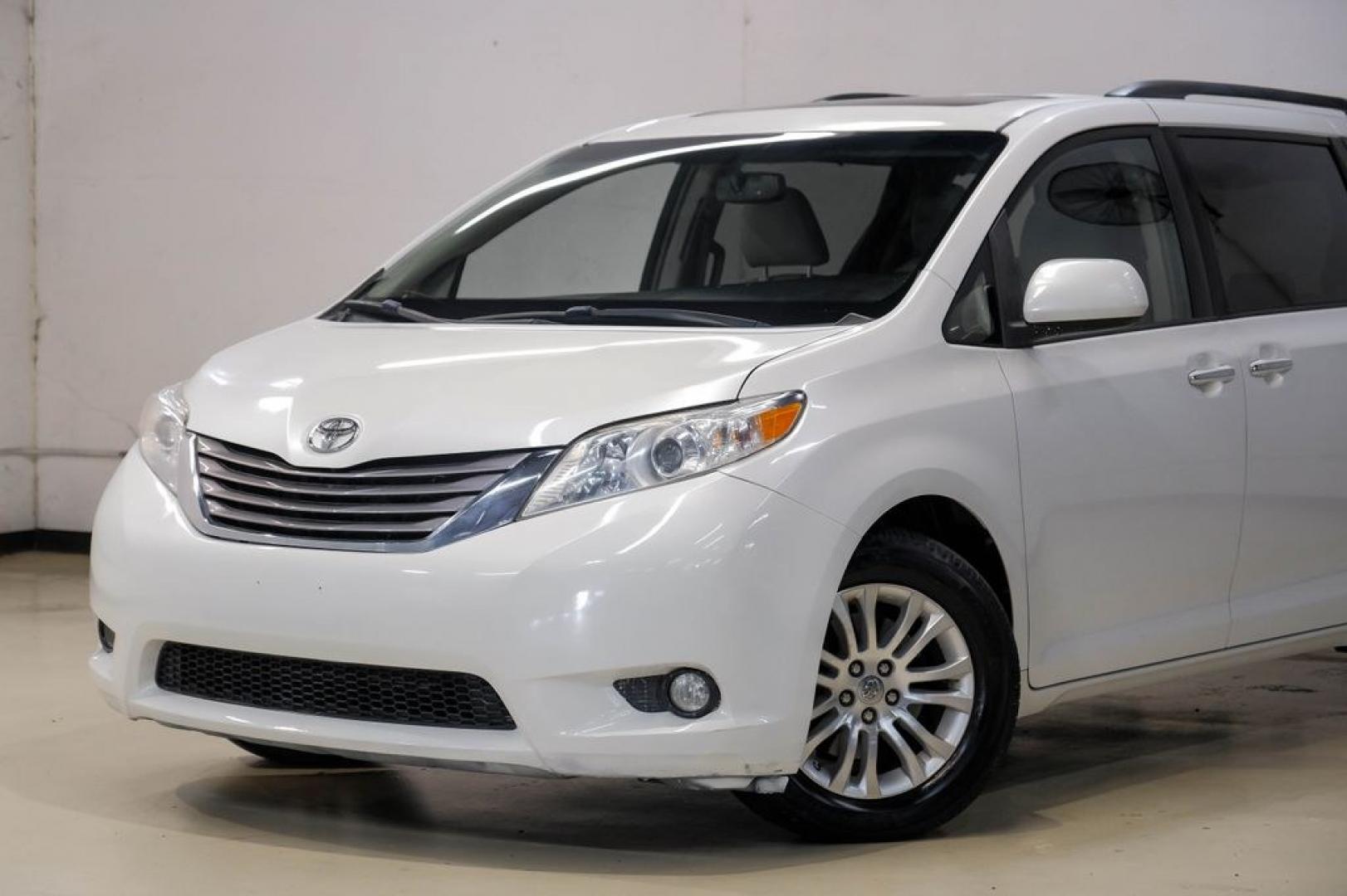 2016 Blizzard Pearl /Bisque Toyota Sienna XLE (5TDYK3DC8GS) with an 3.5L V6 SMPI DOHC engine, Automatic transmission, located at 15300 Midway Rd., Addison, TX, 75001, (972) 702-0011, 32.958321, -96.838074- Photo#4