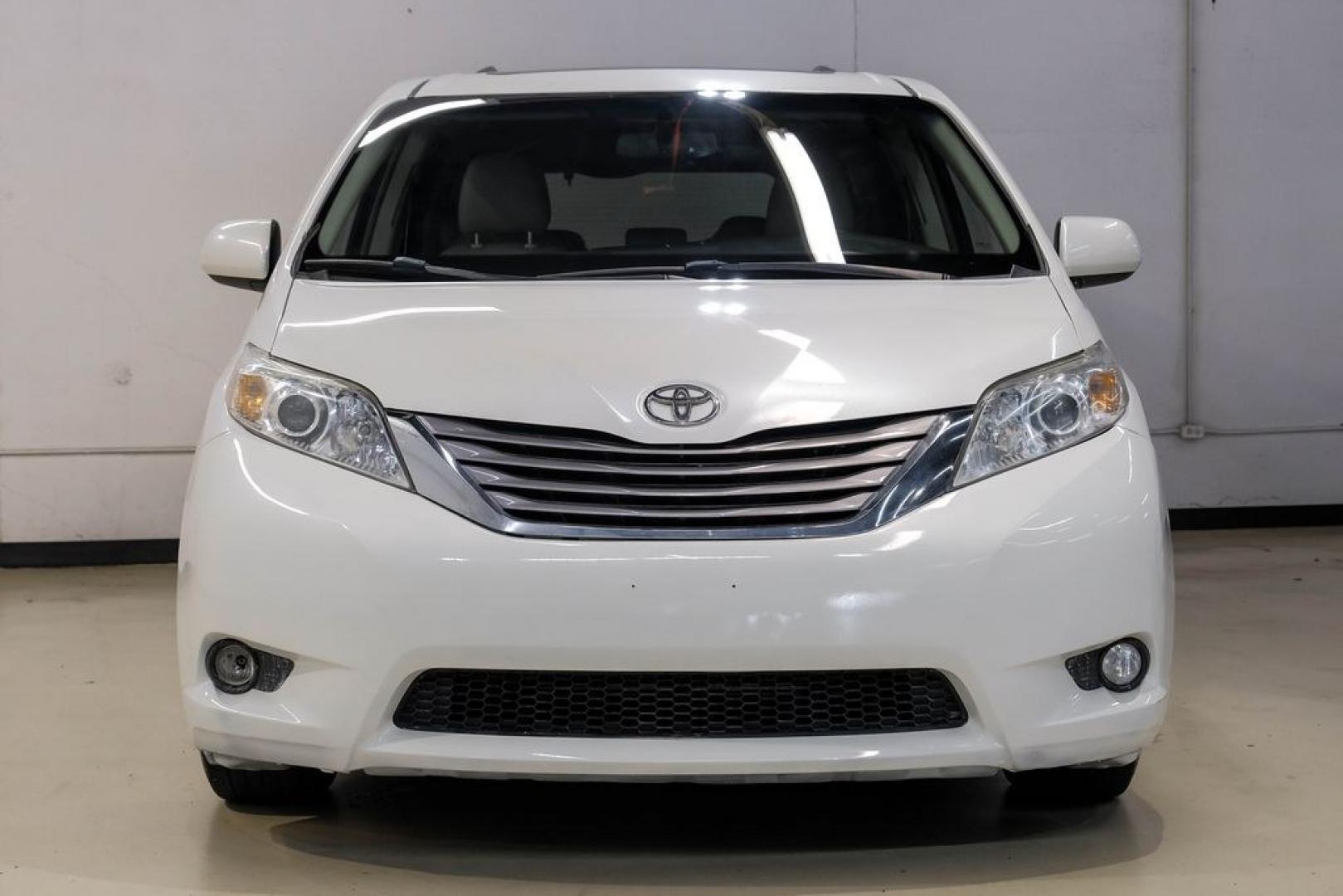 2016 Blizzard Pearl /Bisque Toyota Sienna XLE (5TDYK3DC8GS) with an 3.5L V6 SMPI DOHC engine, Automatic transmission, located at 15300 Midway Rd., Addison, TX, 75001, (972) 702-0011, 32.958321, -96.838074- Photo#6