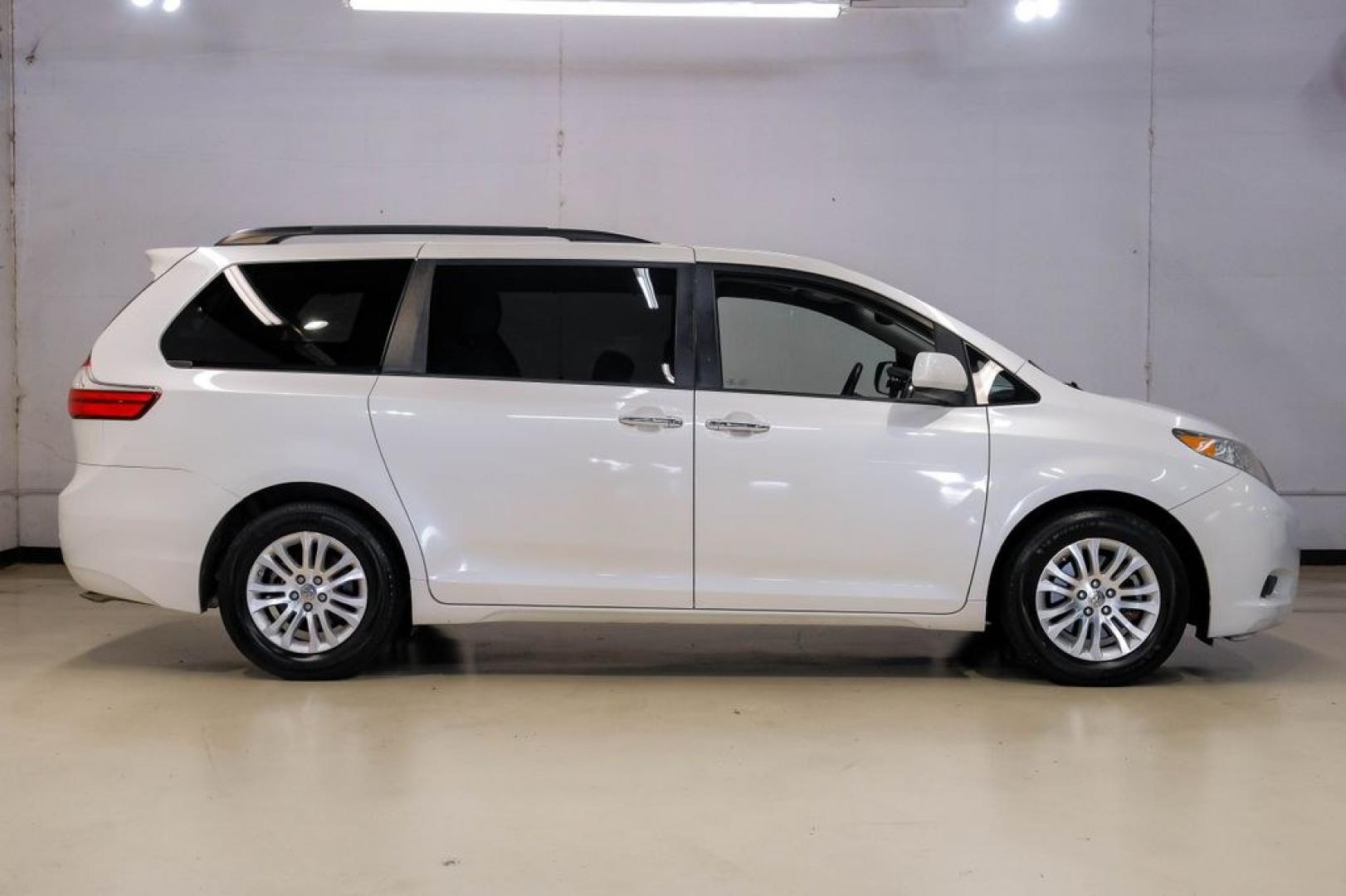 2016 Blizzard Pearl /Bisque Toyota Sienna XLE (5TDYK3DC8GS) with an 3.5L V6 SMPI DOHC engine, Automatic transmission, located at 15300 Midway Rd., Addison, TX, 75001, (972) 702-0011, 32.958321, -96.838074- Photo#8
