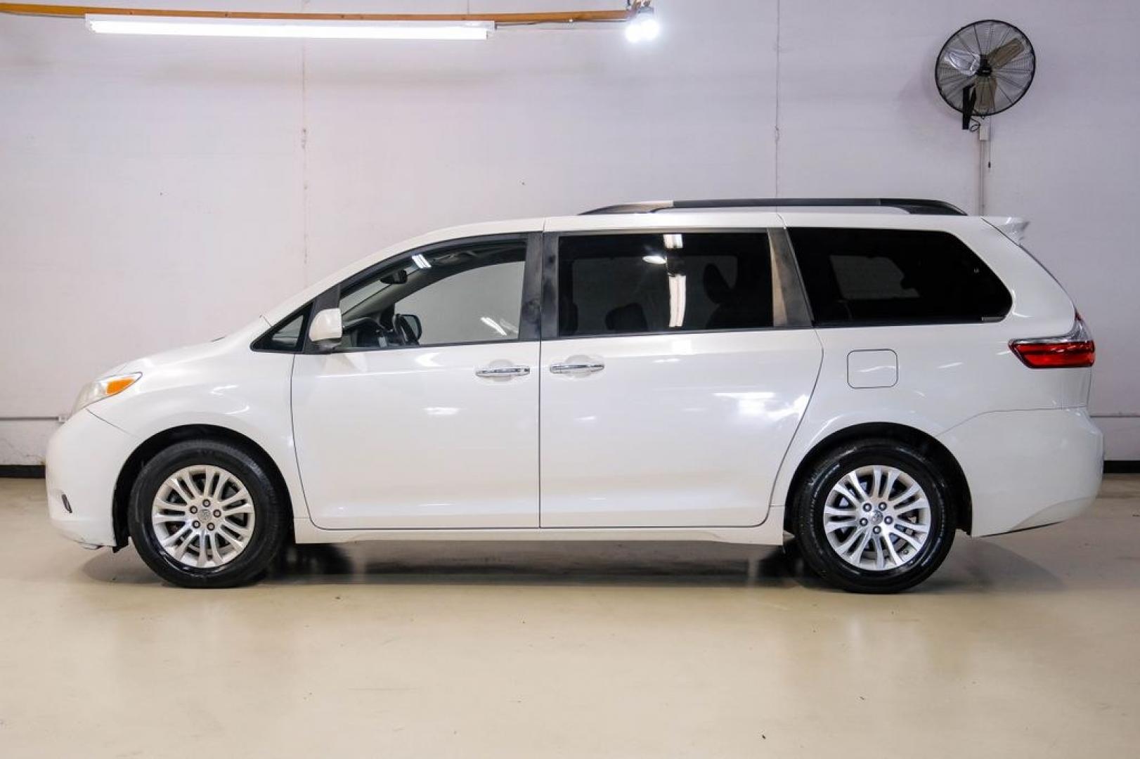 2016 Blizzard Pearl /Bisque Toyota Sienna XLE (5TDYK3DC8GS) with an 3.5L V6 SMPI DOHC engine, Automatic transmission, located at 15300 Midway Rd., Addison, TX, 75001, (972) 702-0011, 32.958321, -96.838074- Photo#14