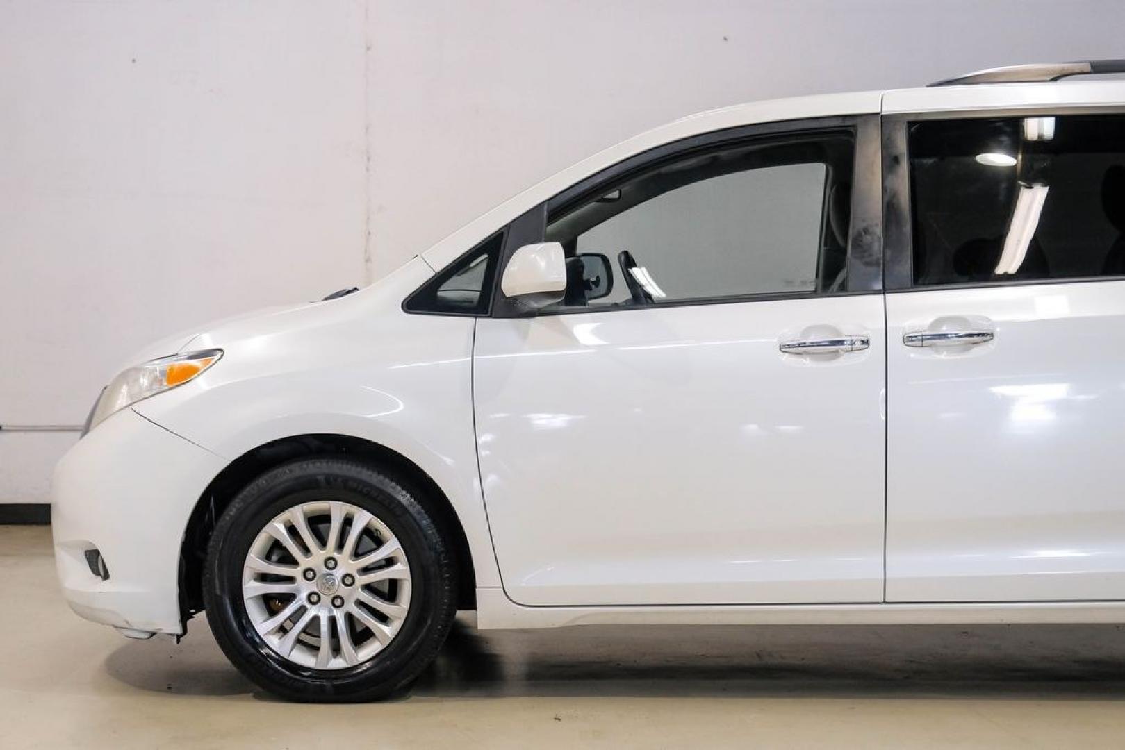 2016 Blizzard Pearl /Bisque Toyota Sienna XLE (5TDYK3DC8GS) with an 3.5L V6 SMPI DOHC engine, Automatic transmission, located at 15300 Midway Rd., Addison, TX, 75001, (972) 702-0011, 32.958321, -96.838074- Photo#15