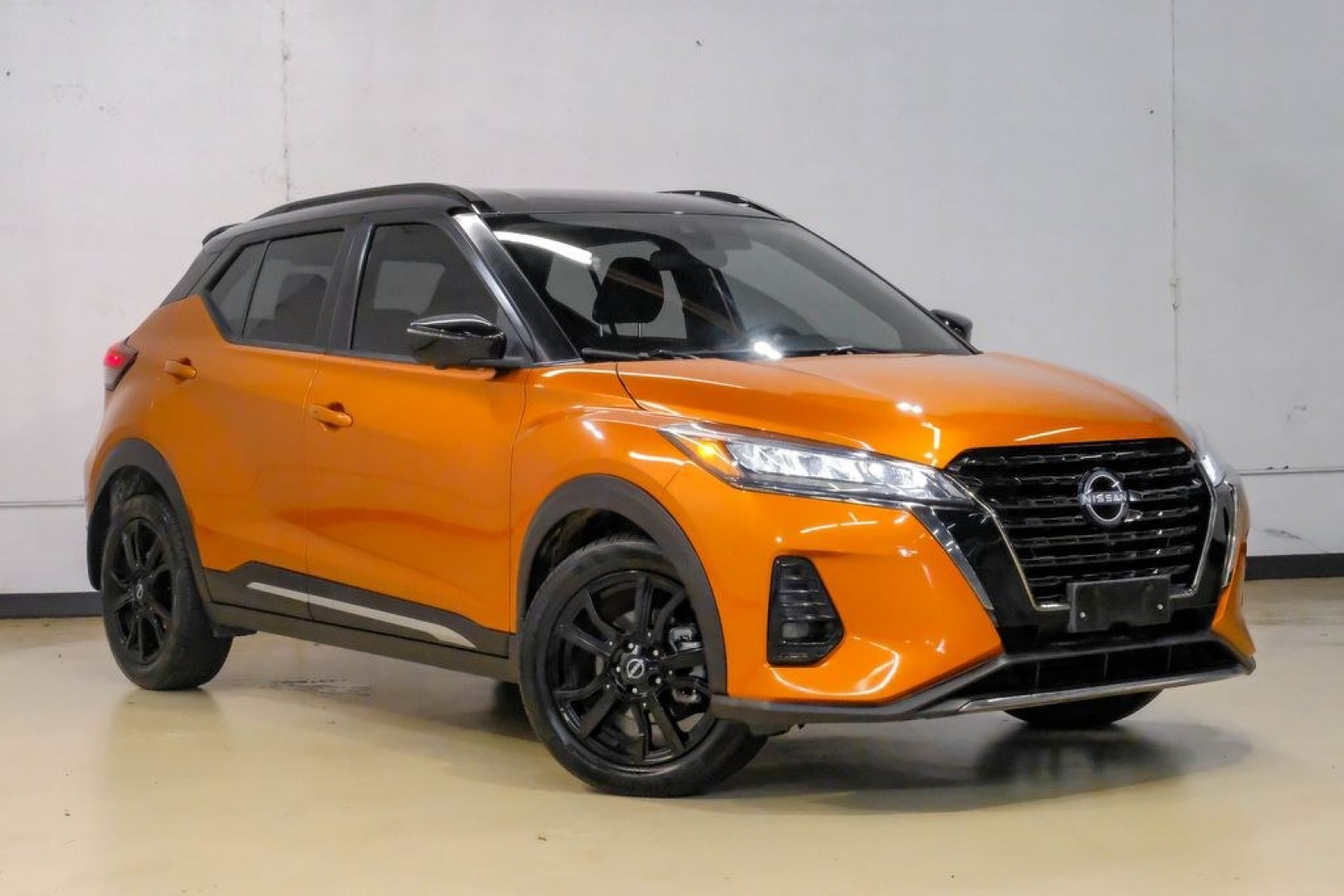 2023 Orange Metallic /Charcoal Nissan Kicks SR (3N1CP5DVXPL) with an 1.6L 4-Cylinder DOHC 16V engine, CVT transmission, located at 15300 Midway Rd., Addison, TX, 75001, (972) 702-0011, 32.958321, -96.838074- Photo#7