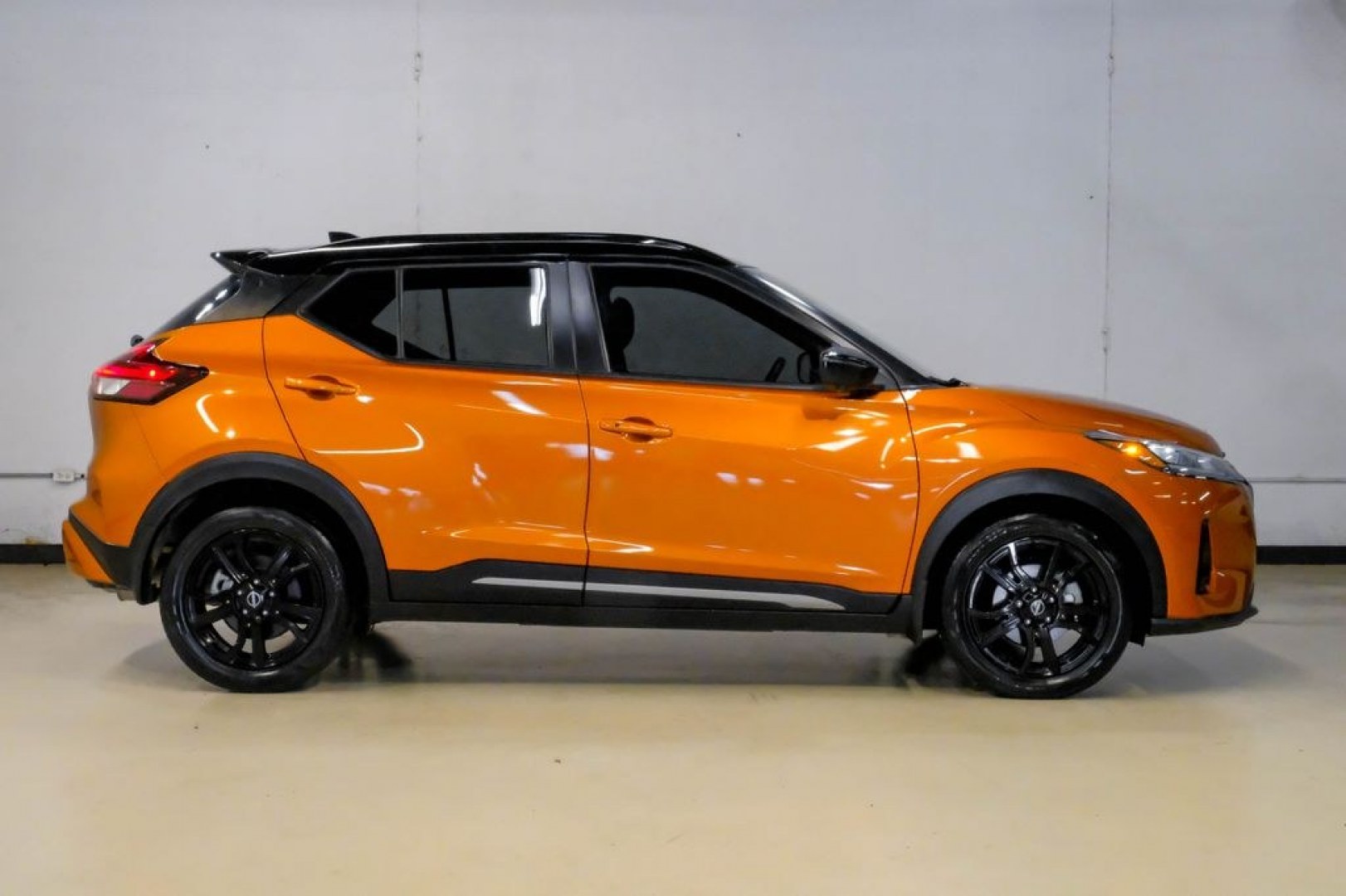 2023 Orange Metallic /Charcoal Nissan Kicks SR (3N1CP5DVXPL) with an 1.6L 4-Cylinder DOHC 16V engine, CVT transmission, located at 15300 Midway Rd., Addison, TX, 75001, (972) 702-0011, 32.958321, -96.838074- Photo#8