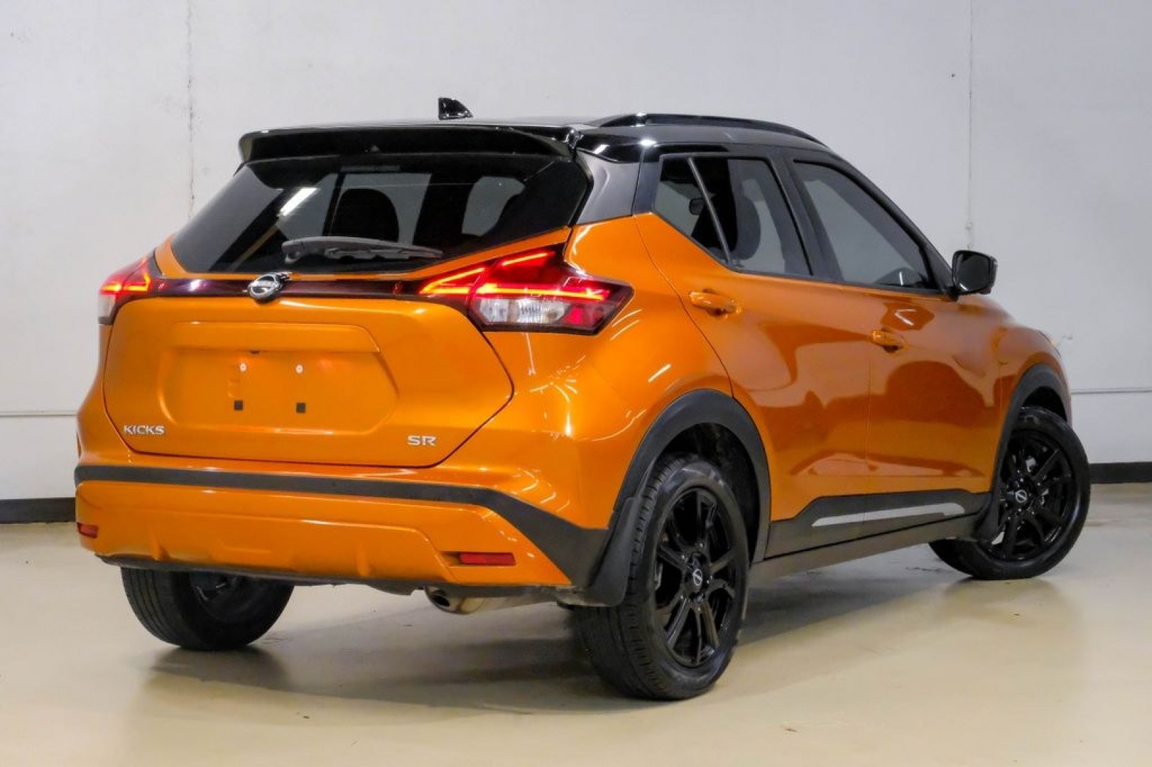 2023 Orange Metallic /Charcoal Nissan Kicks SR (3N1CP5DVXPL) with an 1.6L 4-Cylinder DOHC 16V engine, CVT transmission, located at 15300 Midway Rd., Addison, TX, 75001, (972) 702-0011, 32.958321, -96.838074- Photo#9