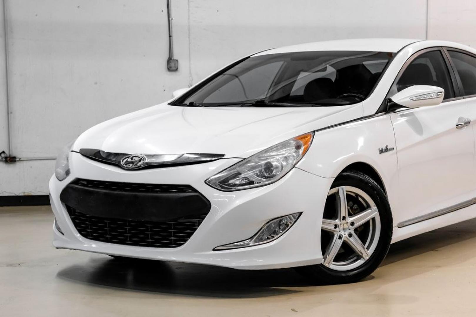 2014 Diamond White Pearl /Camel Hyundai Sonata Hybrid Limited (KMHEC4A41EA) with an 2.4L 4-Cylinder Atkinson-Cycle Hybrid engine, Automatic transmission, located at 15300 Midway Rd., Addison, TX, 75001, (972) 702-0011, 32.958321, -96.838074- Photo#4