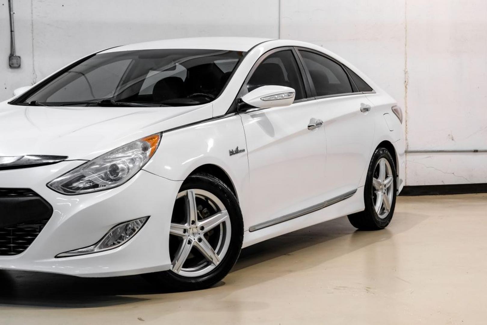 2014 Diamond White Pearl /Camel Hyundai Sonata Hybrid Limited (KMHEC4A41EA) with an 2.4L 4-Cylinder Atkinson-Cycle Hybrid engine, Automatic transmission, located at 15300 Midway Rd., Addison, TX, 75001, (972) 702-0011, 32.958321, -96.838074- Photo#5