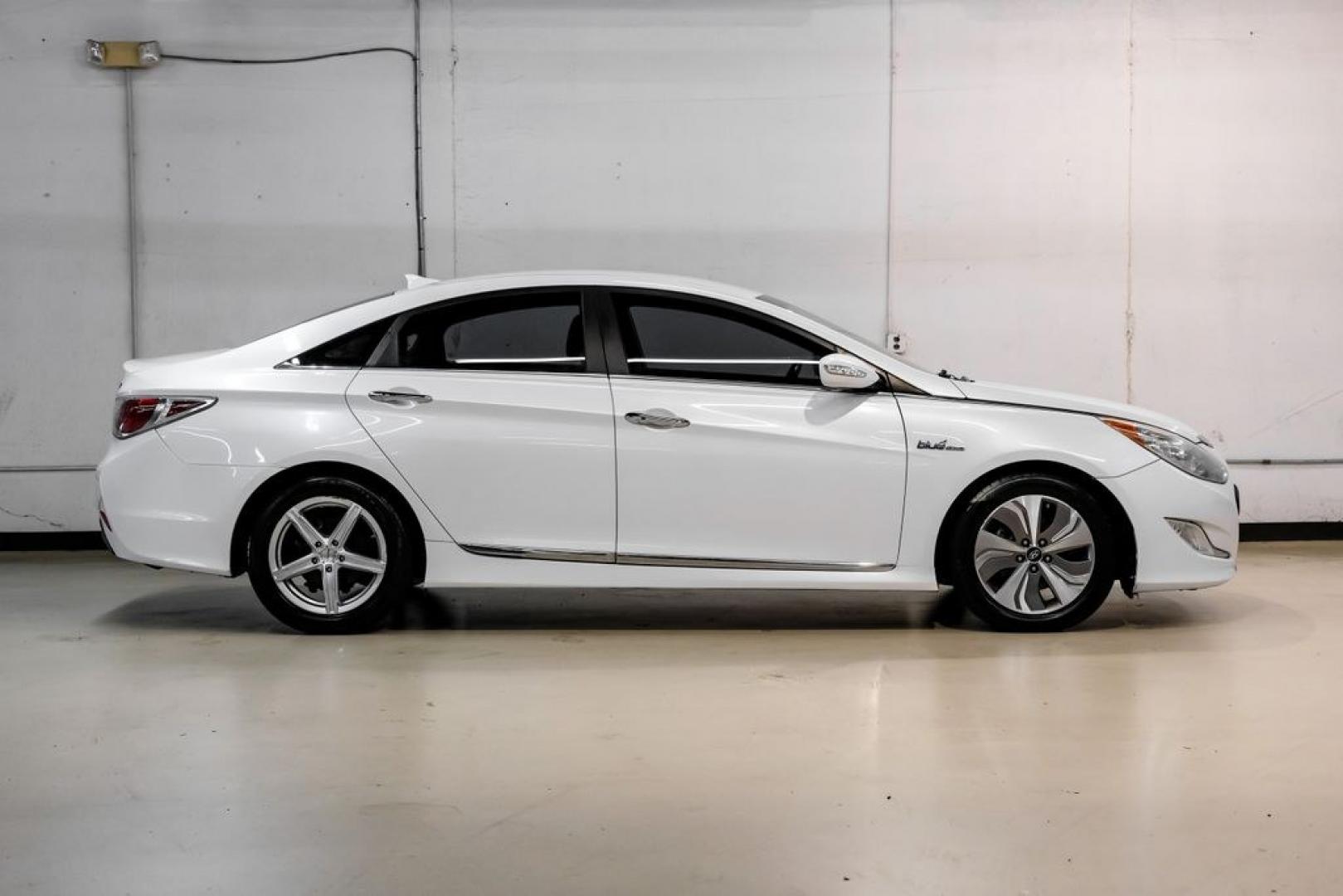 2014 Diamond White Pearl /Camel Hyundai Sonata Hybrid Limited (KMHEC4A41EA) with an 2.4L 4-Cylinder Atkinson-Cycle Hybrid engine, Automatic transmission, located at 15300 Midway Rd., Addison, TX, 75001, (972) 702-0011, 32.958321, -96.838074- Photo#8
