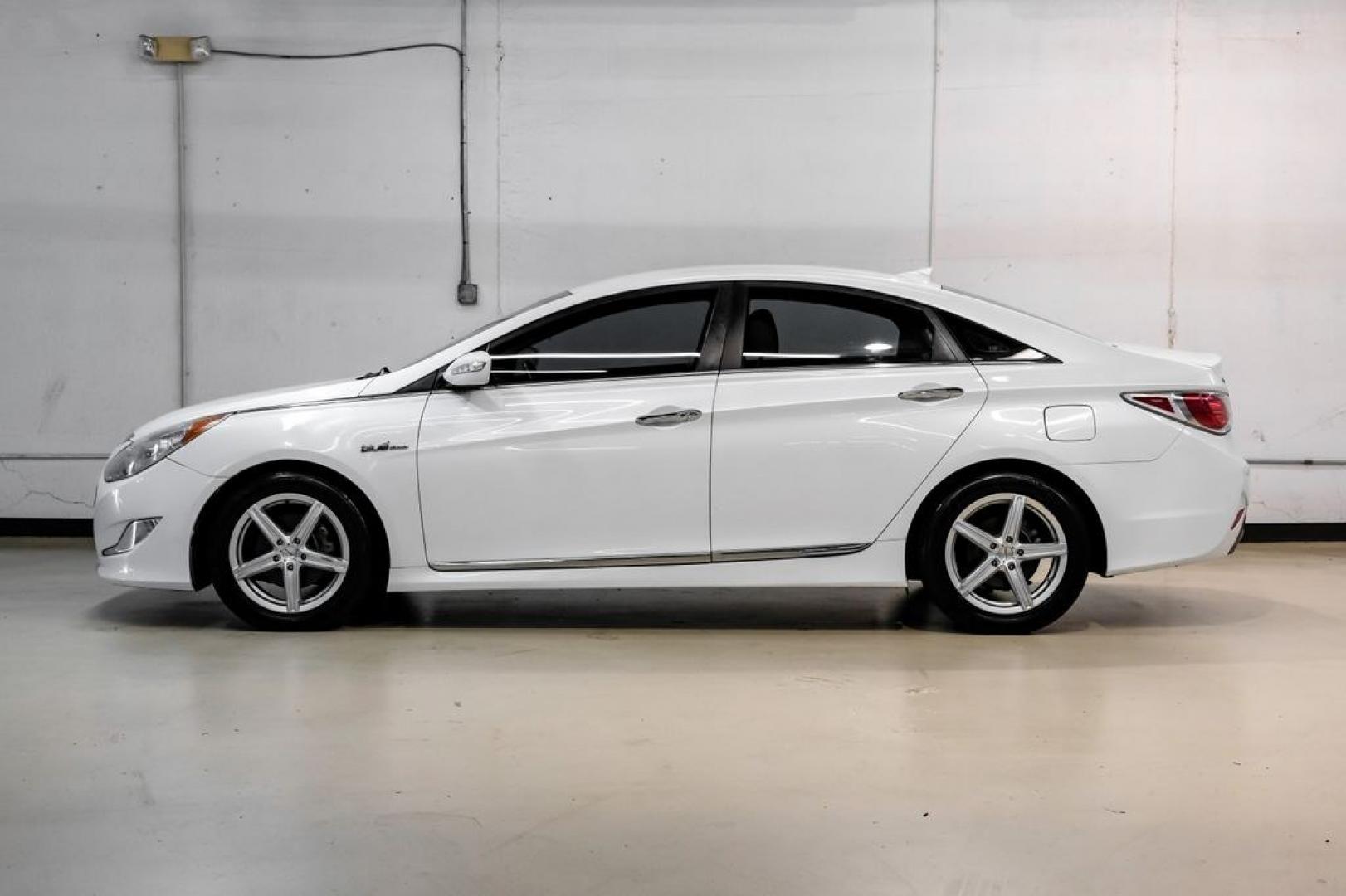 2014 Diamond White Pearl /Camel Hyundai Sonata Hybrid Limited (KMHEC4A41EA) with an 2.4L 4-Cylinder Atkinson-Cycle Hybrid engine, Automatic transmission, located at 15300 Midway Rd., Addison, TX, 75001, (972) 702-0011, 32.958321, -96.838074- Photo#14