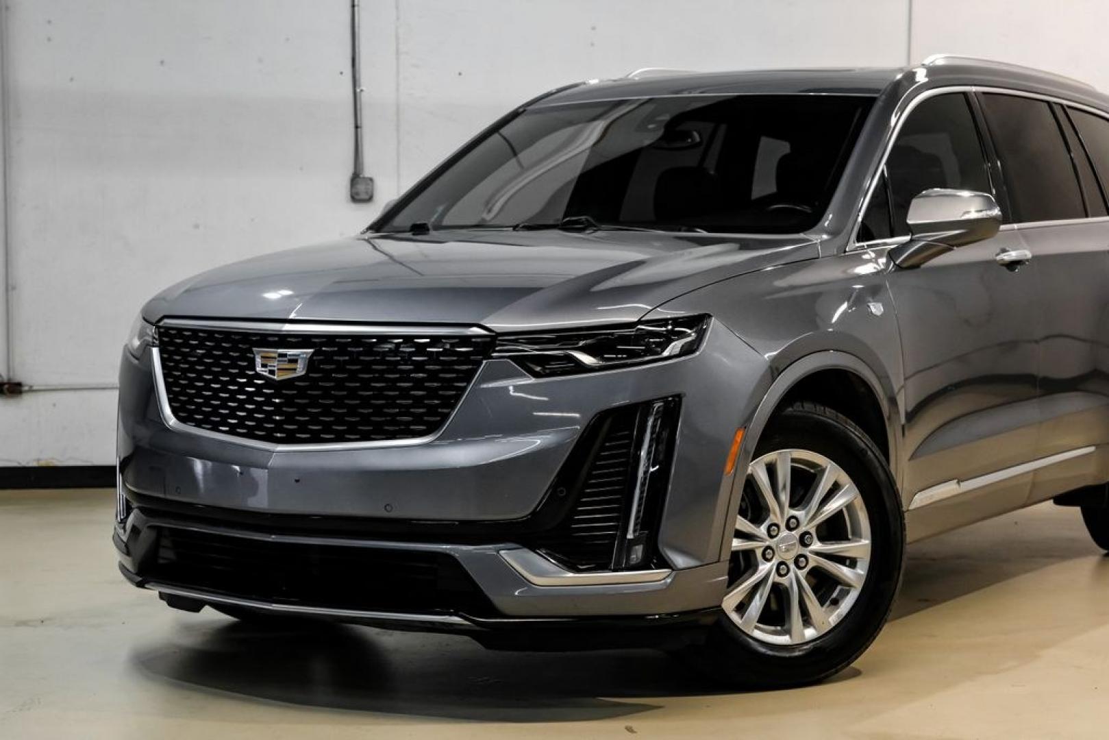 2021 Steel Metallic /Jet Black Cadillac XT6 Luxury (1GYKPAR44MZ) with an 2.0L Turbocharged engine, Automatic transmission, located at 15300 Midway Rd., Addison, TX, 75001, (972) 702-0011, 32.958321, -96.838074- Photo#5