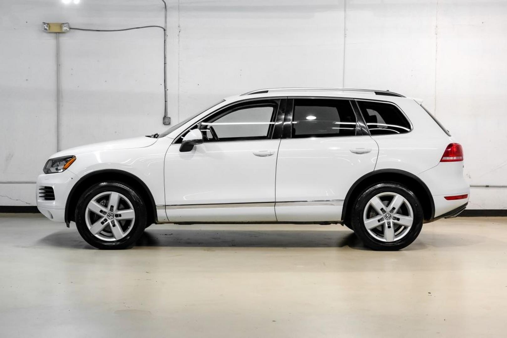 2014 Pure White /Saddle Brown Volkswagen Touareg 3.6L (WVGEF9BPXED) with an 3.6L V6 DOHC engine, Automatic transmission, located at 15300 Midway Rd., Addison, TX, 75001, (972) 702-0011, 32.958321, -96.838074- Photo#15