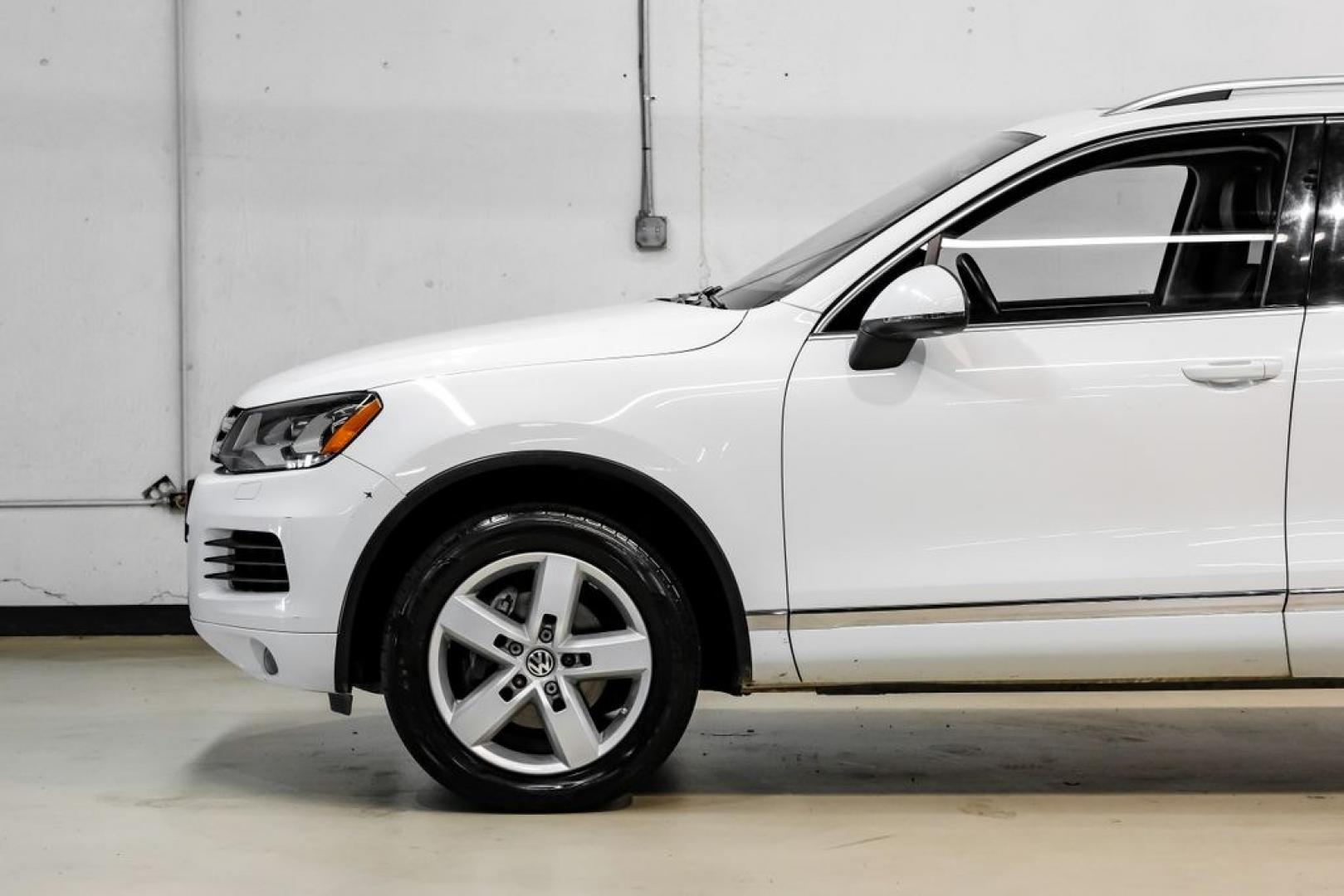 2014 Pure White /Saddle Brown Volkswagen Touareg 3.6L (WVGEF9BPXED) with an 3.6L V6 DOHC engine, Automatic transmission, located at 15300 Midway Rd., Addison, TX, 75001, (972) 702-0011, 32.958321, -96.838074- Photo#16