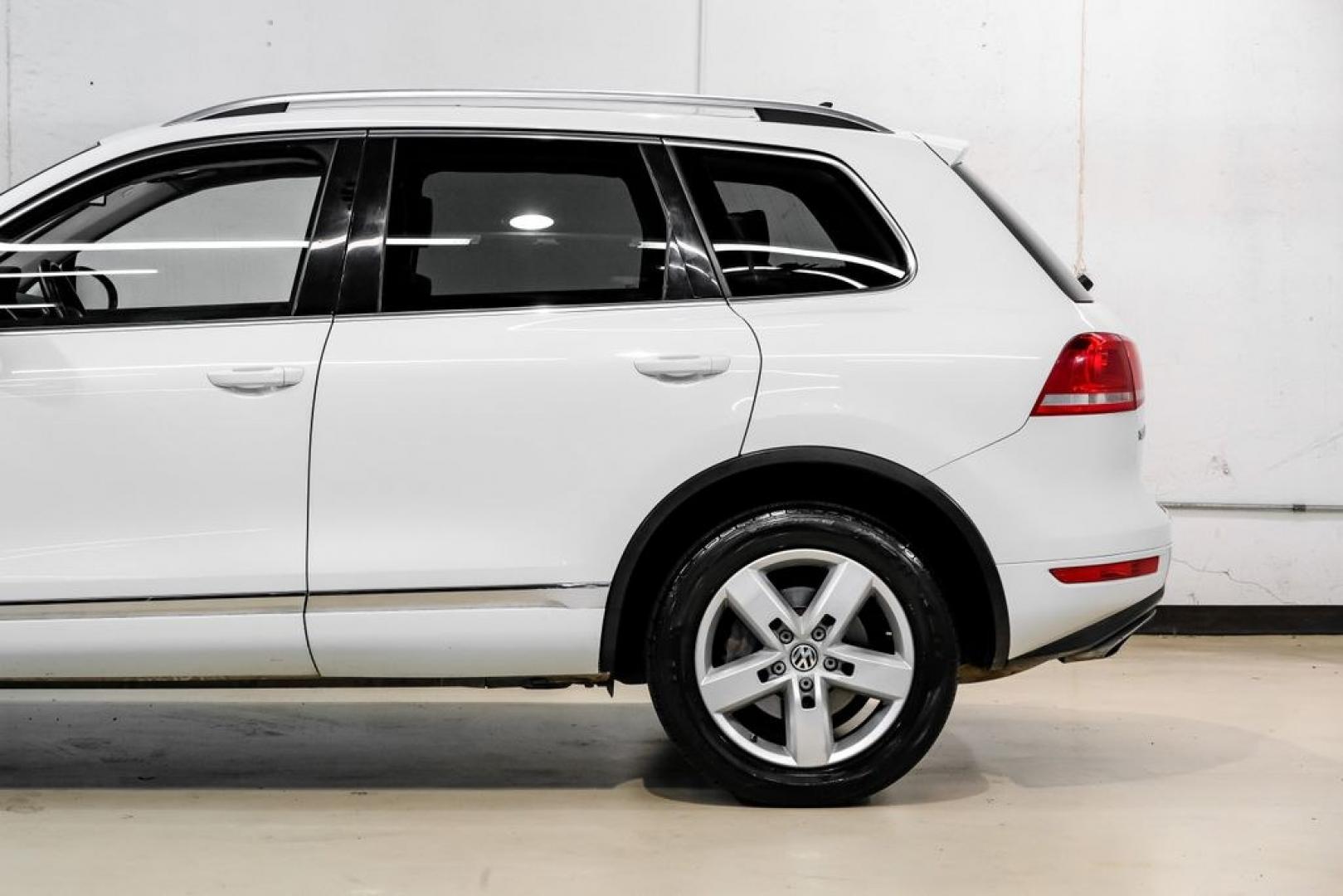 2014 Pure White /Saddle Brown Volkswagen Touareg 3.6L (WVGEF9BPXED) with an 3.6L V6 DOHC engine, Automatic transmission, located at 15300 Midway Rd., Addison, TX, 75001, (972) 702-0011, 32.958321, -96.838074- Photo#17