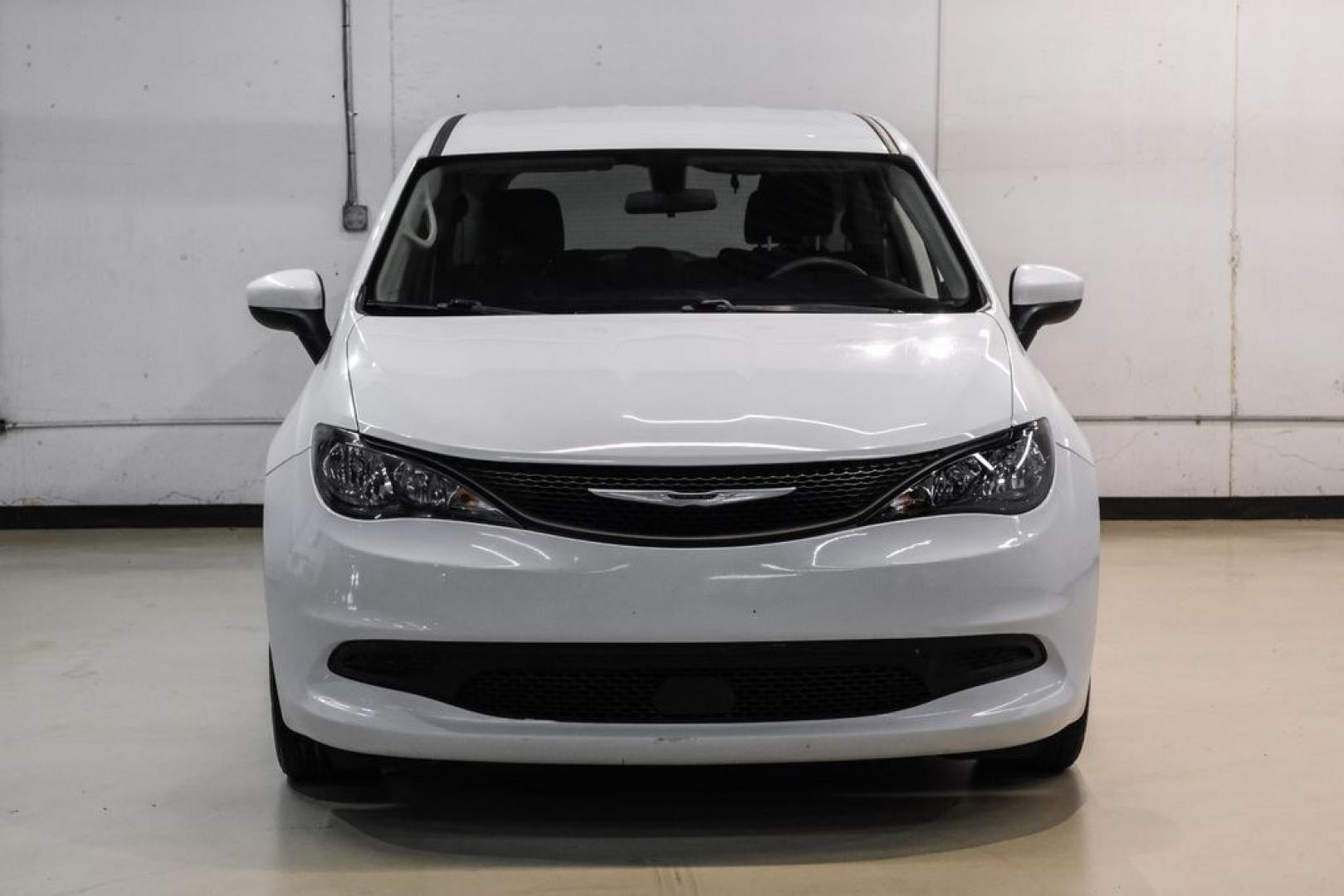 2022 Bright White Clearcoat /Black Chrysler Voyager LX (2C4RC1CG7NR) with an 3.6L V6 24V VVT engine, Automatic transmission, located at 15300 Midway Rd., Addison, TX, 75001, (972) 702-0011, 32.958321, -96.838074- Photo#4