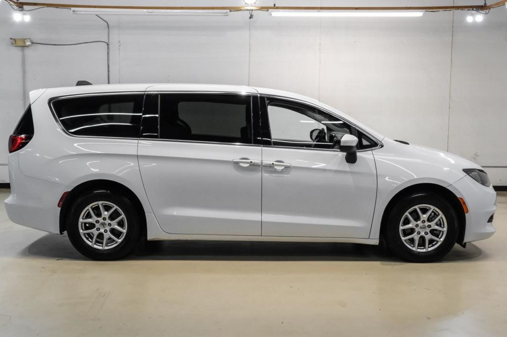 2022 Bright White Clearcoat /Black Chrysler Voyager LX (2C4RC1CG7NR) with an 3.6L V6 24V VVT engine, Automatic transmission, located at 15300 Midway Rd., Addison, TX, 75001, (972) 702-0011, 32.958321, -96.838074- Photo#6