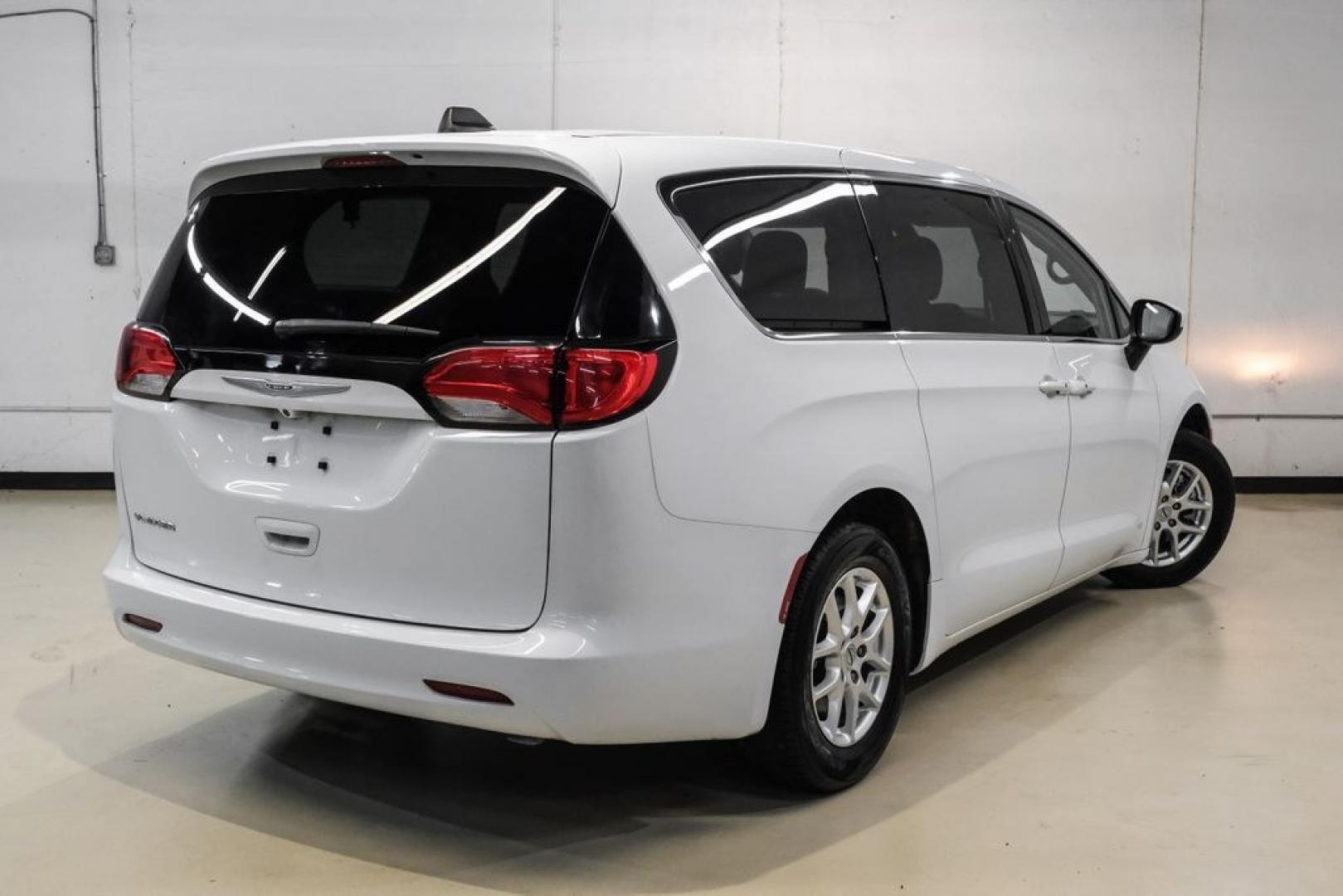 2022 Bright White Clearcoat /Black Chrysler Voyager LX (2C4RC1CG7NR) with an 3.6L V6 24V VVT engine, Automatic transmission, located at 15300 Midway Rd., Addison, TX, 75001, (972) 702-0011, 32.958321, -96.838074- Photo#7