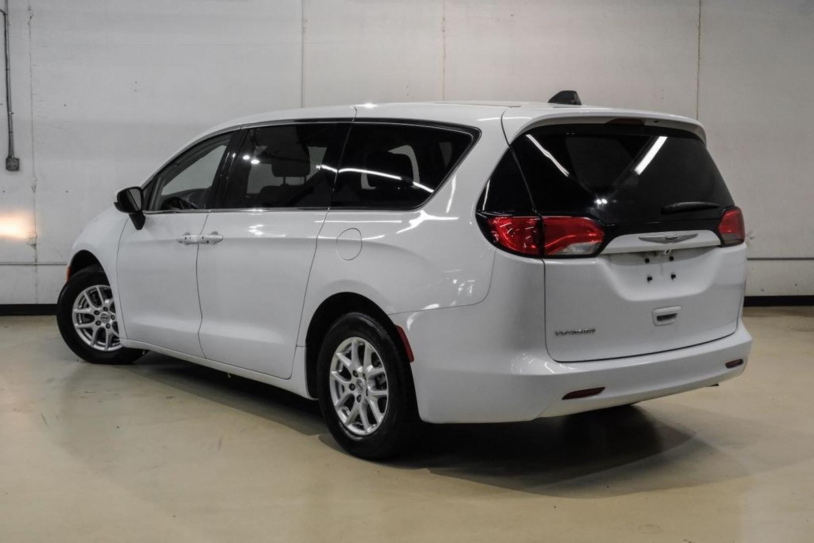 2022 Bright White Clearcoat /Black Chrysler Voyager LX (2C4RC1CG7NR) with an 3.6L V6 24V VVT engine, Automatic transmission, located at 15300 Midway Rd., Addison, TX, 75001, (972) 702-0011, 32.958321, -96.838074- Photo#9