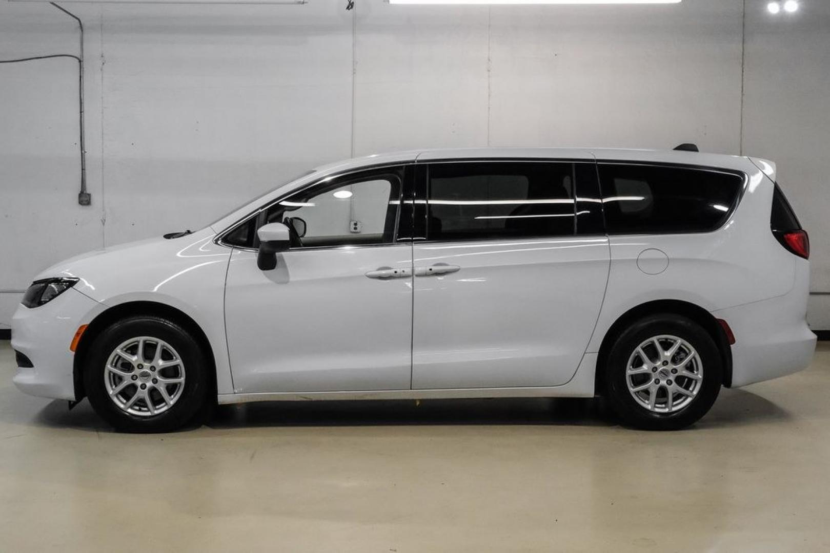 2022 Bright White Clearcoat /Black Chrysler Voyager LX (2C4RC1CG7NR) with an 3.6L V6 24V VVT engine, Automatic transmission, located at 15300 Midway Rd., Addison, TX, 75001, (972) 702-0011, 32.958321, -96.838074- Photo#10