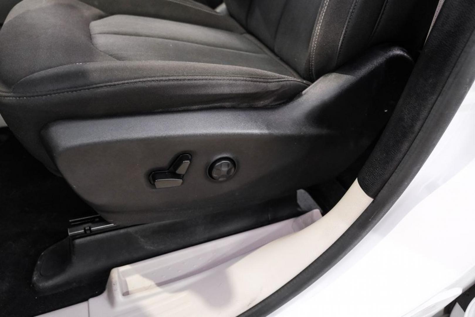 2022 Bright White Clearcoat /Black Chrysler Voyager LX (2C4RC1CG7NR) with an 3.6L V6 24V VVT engine, Automatic transmission, located at 15300 Midway Rd., Addison, TX, 75001, (972) 702-0011, 32.958321, -96.838074- Photo#31