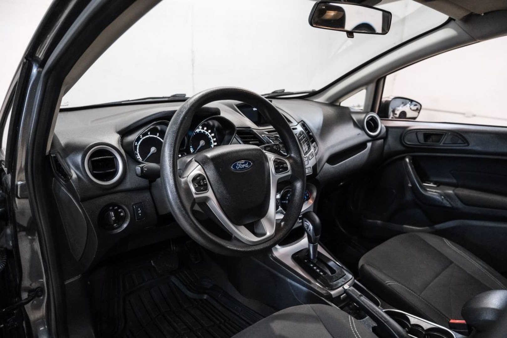 2019 Magnetic /Black Ford Fiesta SE (3FADP4BJXKM) with an 1.6L I4 Ti-VCT engine, Automatic transmission, located at 15300 Midway Rd., Addison, TX, 75001, (972) 702-0011, 32.958321, -96.838074- Photo#2