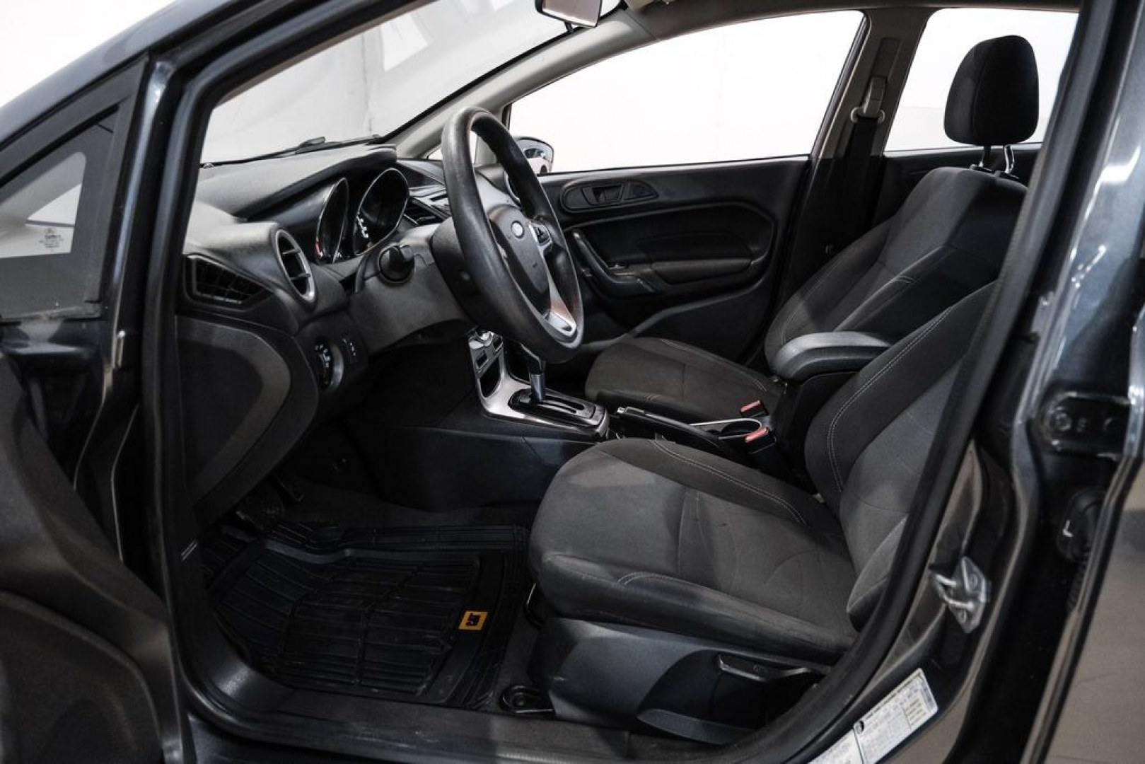 2019 Magnetic /Black Ford Fiesta SE (3FADP4BJXKM) with an 1.6L I4 Ti-VCT engine, Automatic transmission, located at 15300 Midway Rd., Addison, TX, 75001, (972) 702-0011, 32.958321, -96.838074- Photo#3