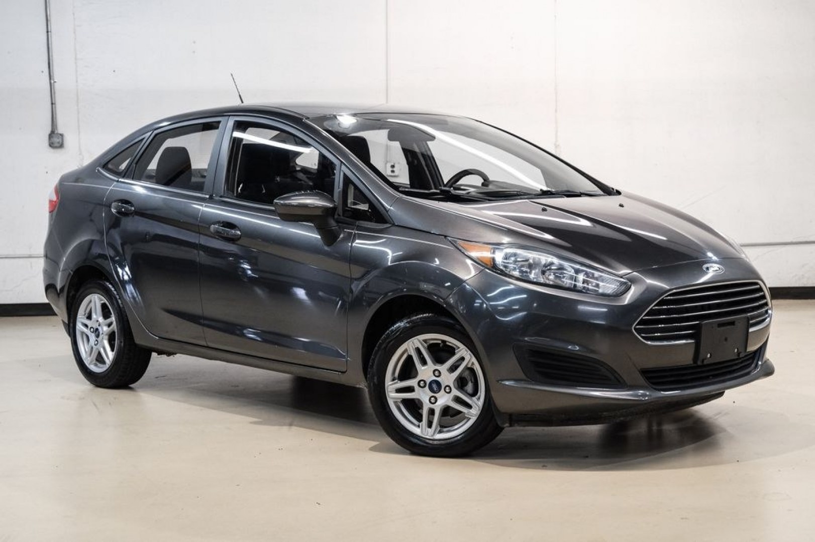 2019 Magnetic /Black Ford Fiesta SE (3FADP4BJXKM) with an 1.6L I4 Ti-VCT engine, Automatic transmission, located at 15300 Midway Rd., Addison, TX, 75001, (972) 702-0011, 32.958321, -96.838074- Photo#5