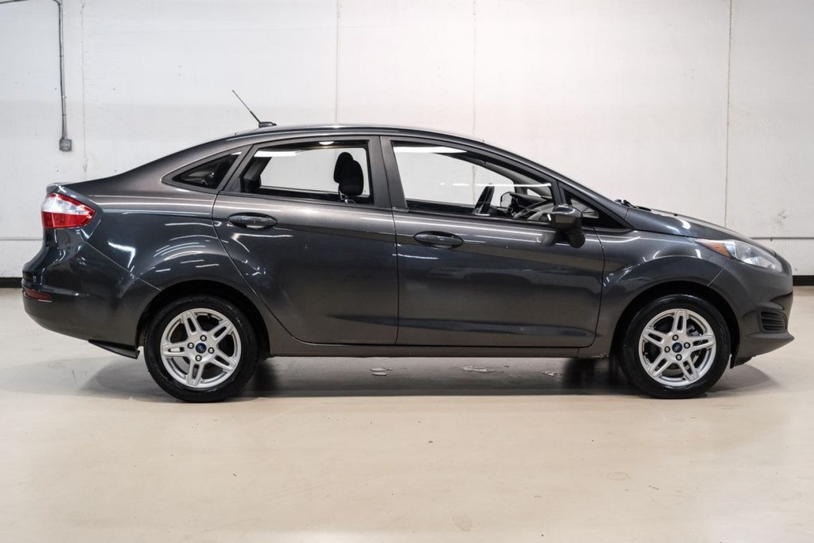 2019 Magnetic /Black Ford Fiesta SE (3FADP4BJXKM) with an 1.6L I4 Ti-VCT engine, Automatic transmission, located at 15300 Midway Rd., Addison, TX, 75001, (972) 702-0011, 32.958321, -96.838074- Photo#6