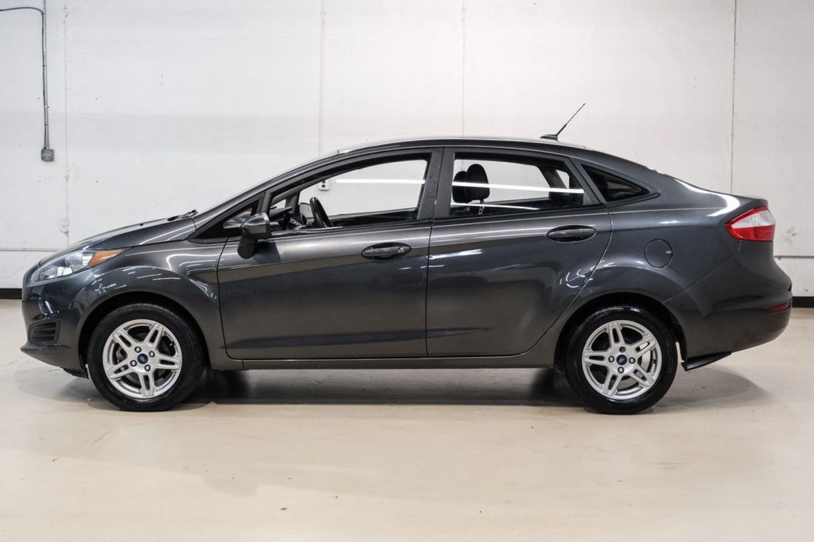 2019 Magnetic /Black Ford Fiesta SE (3FADP4BJXKM) with an 1.6L I4 Ti-VCT engine, Automatic transmission, located at 15300 Midway Rd., Addison, TX, 75001, (972) 702-0011, 32.958321, -96.838074- Photo#10
