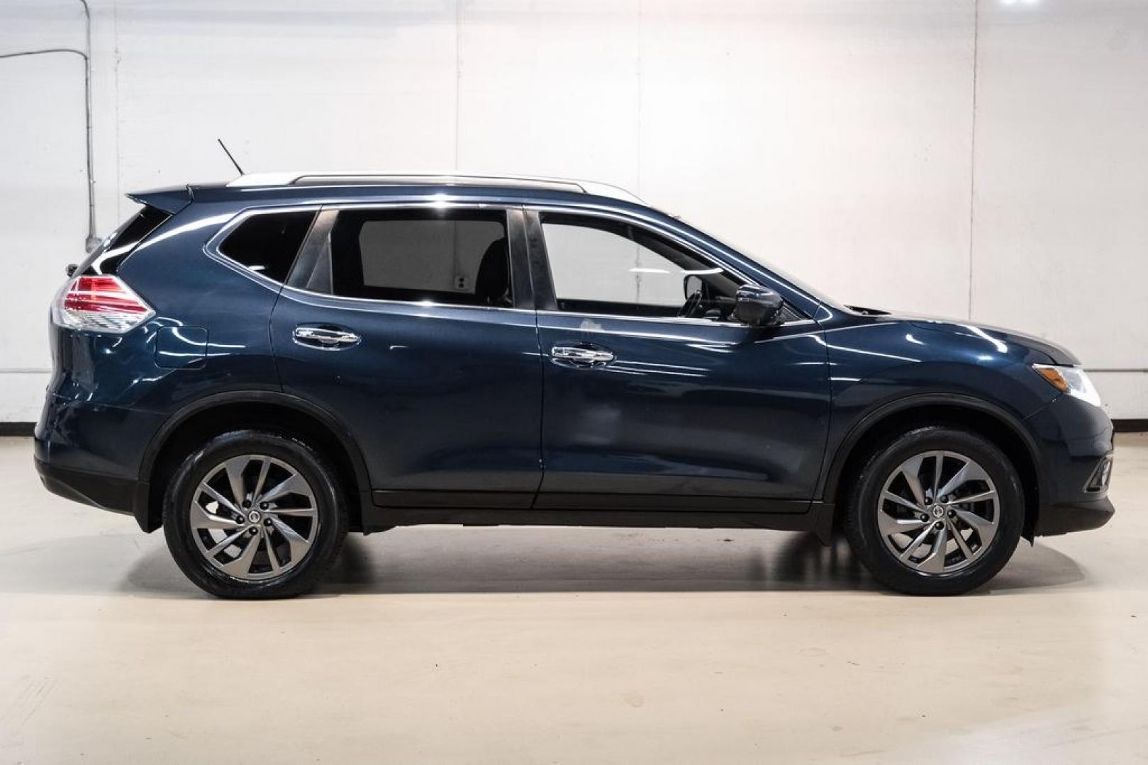 2016 Arctic Blue /Charcoal Nissan Rogue SL (JN8AT2MT9GW) with an 2.5L I4 DOHC 16V engine, CVT transmission, located at 15300 Midway Rd., Addison, TX, 75001, (972) 702-0011, 32.958321, -96.838074- Photo#3