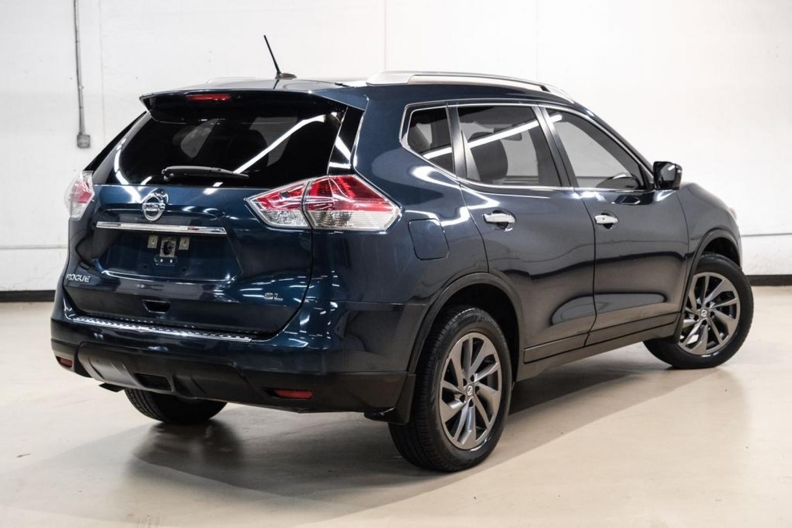 2016 Arctic Blue /Charcoal Nissan Rogue SL (JN8AT2MT9GW) with an 2.5L I4 DOHC 16V engine, CVT transmission, located at 15300 Midway Rd., Addison, TX, 75001, (972) 702-0011, 32.958321, -96.838074- Photo#4