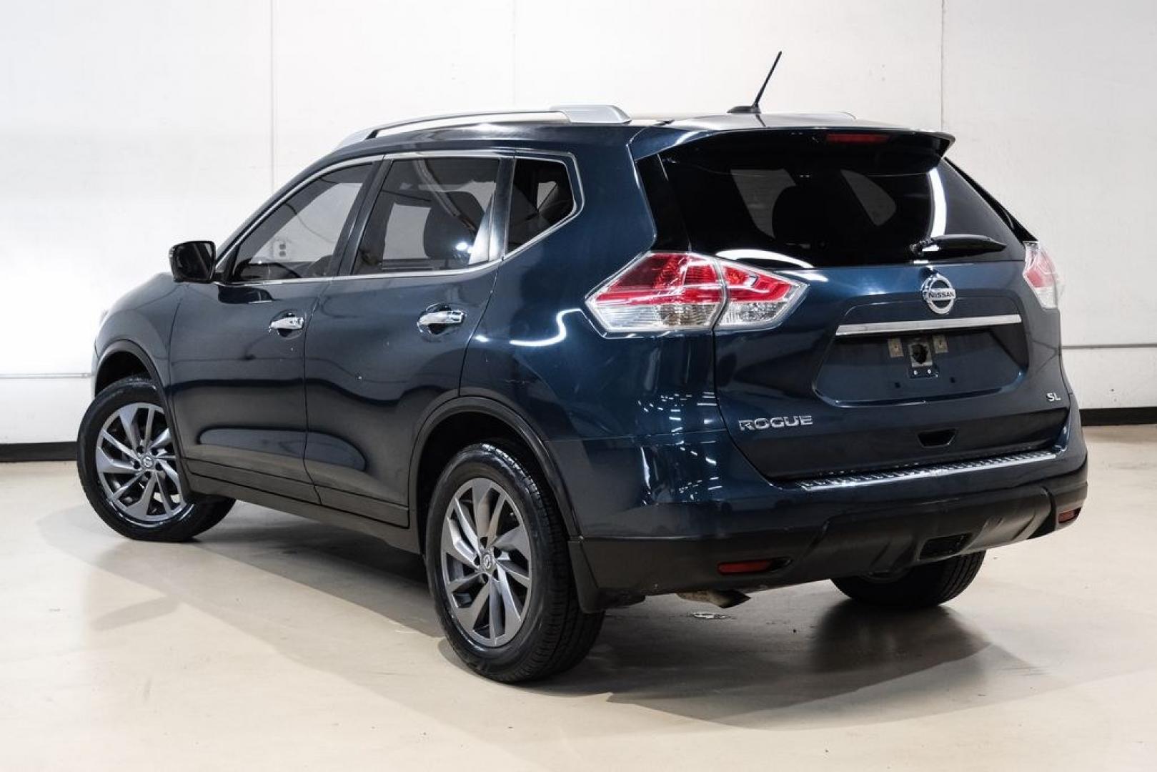 2016 Arctic Blue /Charcoal Nissan Rogue SL (JN8AT2MT9GW) with an 2.5L I4 DOHC 16V engine, CVT transmission, located at 15300 Midway Rd., Addison, TX, 75001, (972) 702-0011, 32.958321, -96.838074- Photo#6