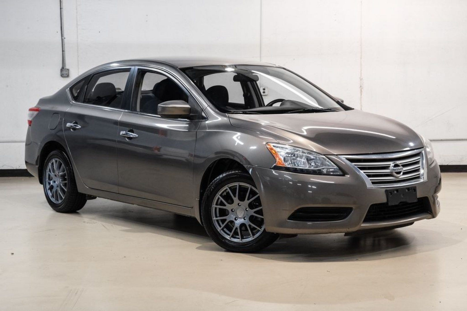 2015 Titanium /Charcoal Nissan Sentra SV (3N1AB7AP0FL) with an 1.8L 4-Cylinder DOHC 16V engine, CVT transmission, located at 15300 Midway Rd., Addison, TX, 75001, (972) 702-0011, 32.958321, -96.838074- Photo#5