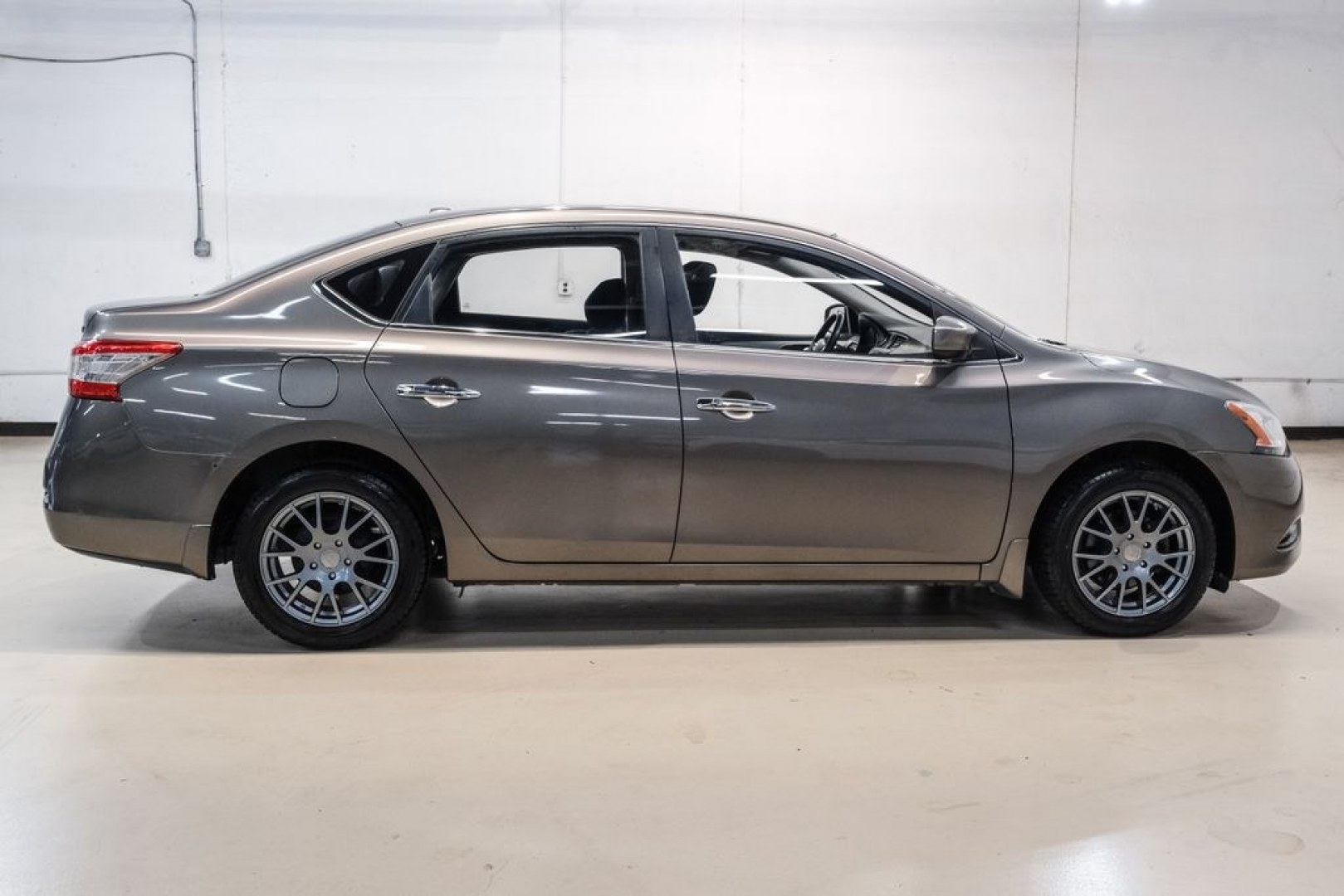 2015 Titanium /Charcoal Nissan Sentra SV (3N1AB7AP0FL) with an 1.8L 4-Cylinder DOHC 16V engine, CVT transmission, located at 15300 Midway Rd., Addison, TX, 75001, (972) 702-0011, 32.958321, -96.838074- Photo#6