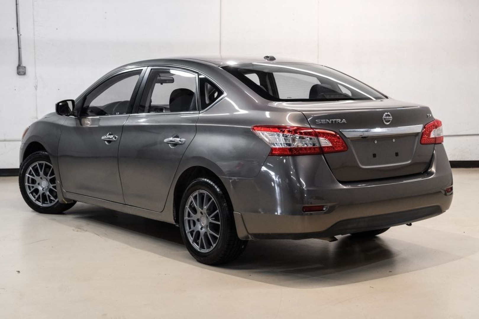 2015 Titanium /Charcoal Nissan Sentra SV (3N1AB7AP0FL) with an 1.8L 4-Cylinder DOHC 16V engine, CVT transmission, located at 15300 Midway Rd., Addison, TX, 75001, (972) 702-0011, 32.958321, -96.838074- Photo#9