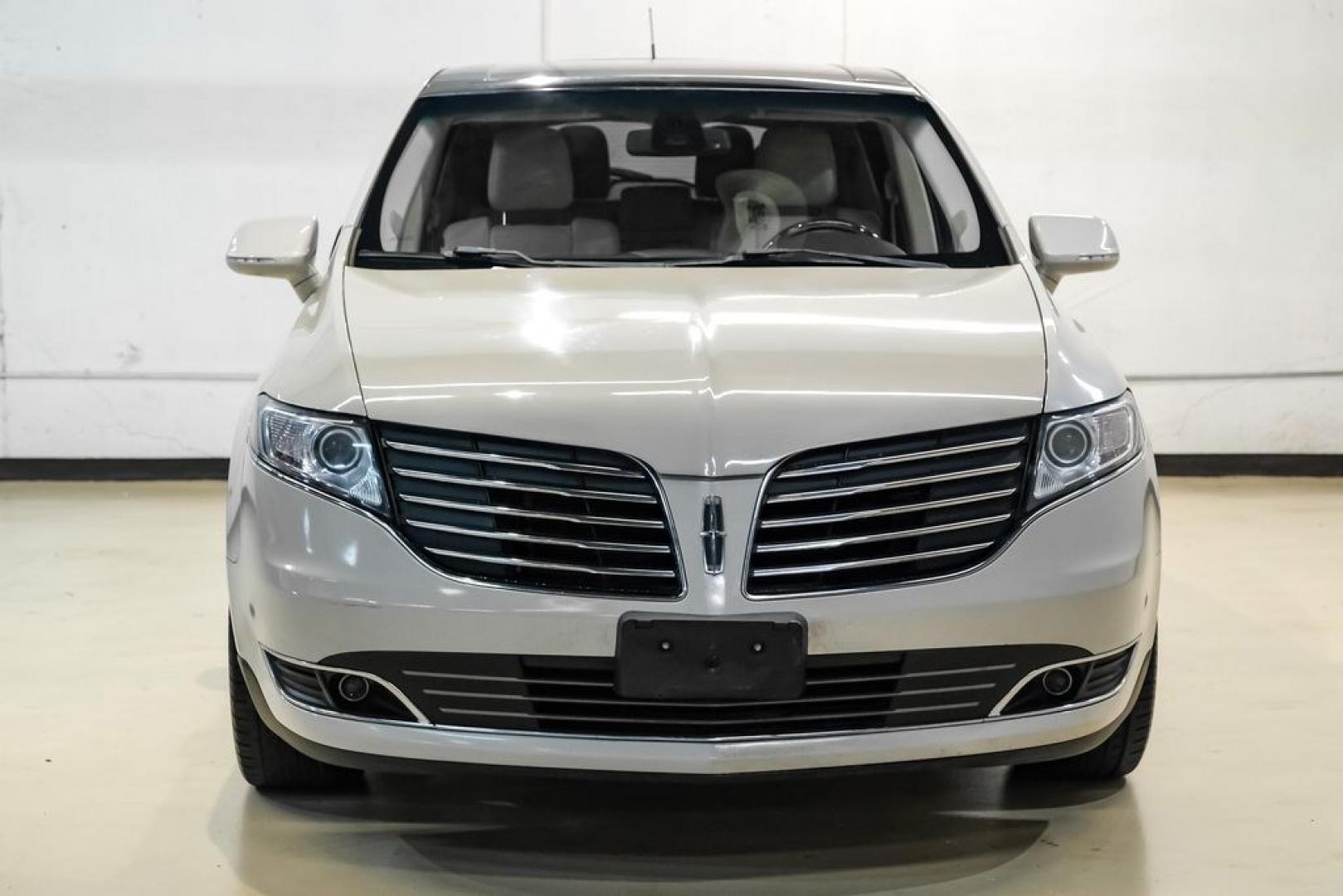 2019 Pearl Metallic /Light Dune Lincoln MKT Standard (2LMHJ5AT2KB) with an V6 engine, Automatic transmission, located at 15300 Midway Rd., Addison, TX, 75001, (972) 702-0011, 32.958321, -96.838074- Photo#4