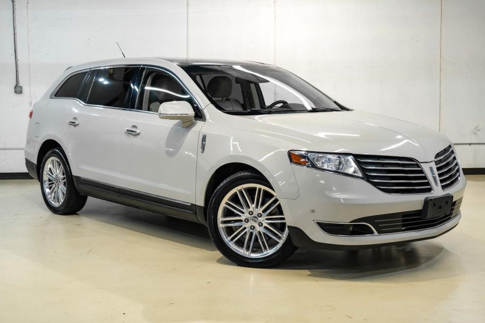 2019 Pearl Metallic /Light Dune Lincoln MKT Standard (2LMHJ5AT2KB) with an V6 engine, Automatic transmission, located at 15300 Midway Rd., Addison, TX, 75001, (972) 702-0011, 32.958321, -96.838074- Photo#5
