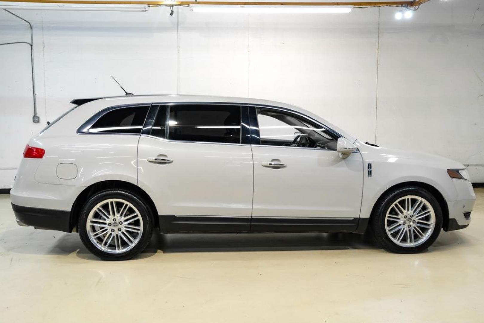 2019 Pearl Metallic /Light Dune Lincoln MKT Standard (2LMHJ5AT2KB) with an V6 engine, Automatic transmission, located at 15300 Midway Rd., Addison, TX, 75001, (972) 702-0011, 32.958321, -96.838074- Photo#6