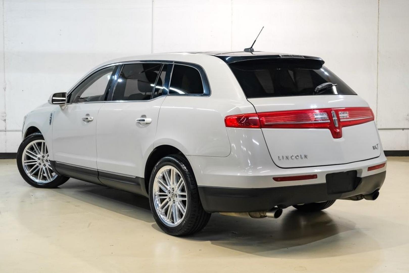 2019 Pearl Metallic /Light Dune Lincoln MKT Standard (2LMHJ5AT2KB) with an V6 engine, Automatic transmission, located at 15300 Midway Rd., Addison, TX, 75001, (972) 702-0011, 32.958321, -96.838074- Photo#9
