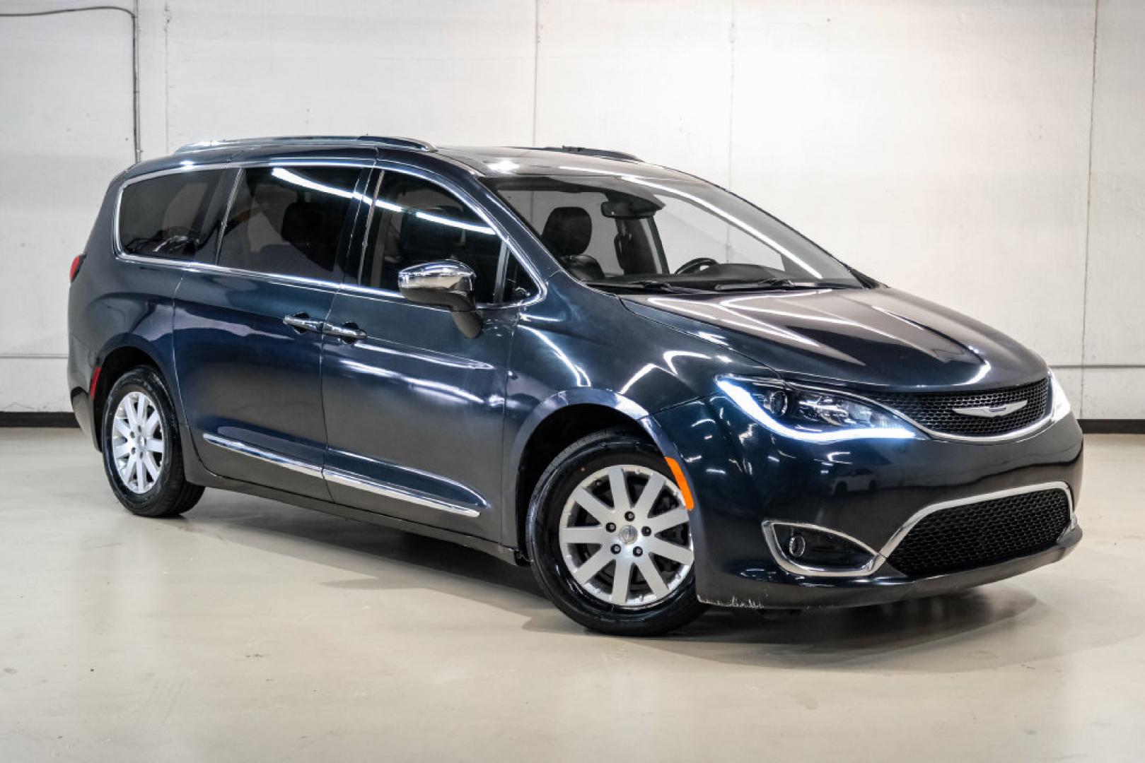 2020 Steel Metallic /Black Chrysler Pacifica Limited (2C4RC1GG0LR) with an 3.6L V6 24V VVT engine, Automatic transmission, located at 15300 Midway Rd., Addison, TX, 75001, (972) 702-0011, 32.958321, -96.838074- Photo#6
