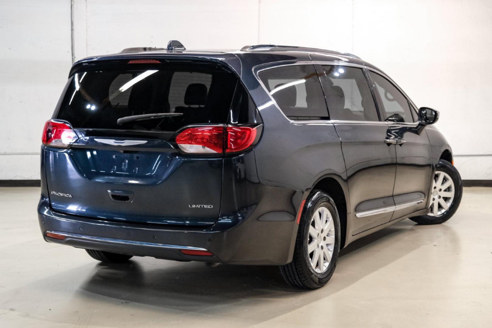2020 Steel Metallic /Black Chrysler Pacifica Limited (2C4RC1GG0LR) with an 3.6L V6 24V VVT engine, Automatic transmission, located at 15300 Midway Rd., Addison, TX, 75001, (972) 702-0011, 32.958321, -96.838074- Photo#8